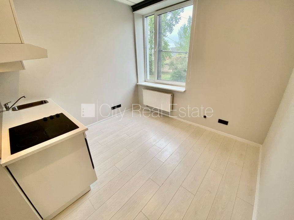 Sludinājumi. Renovēta māja, slēgts pagalms, ieeja no ielas, kāpņu telpa pēc kapitālā remonta, logi vērsti uz Cena: 370 EUR/mēn Foto #14