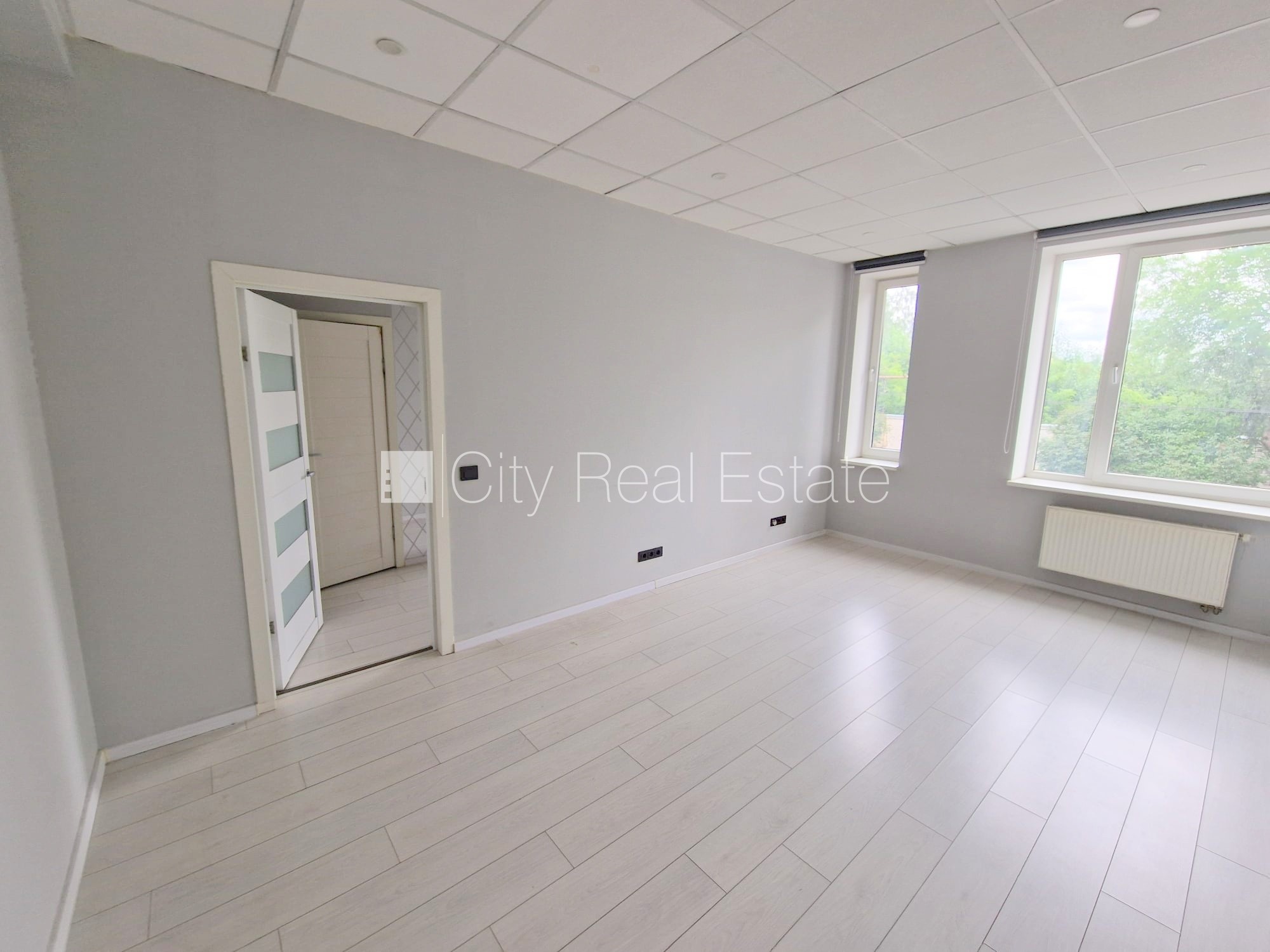 Sludinājumi. Renovēta māja, slēgts pagalms, ieeja no ielas, kāpņu telpa pēc kapitālā remonta, logi vērsti uz Cena: 370 EUR/mēn Foto #6