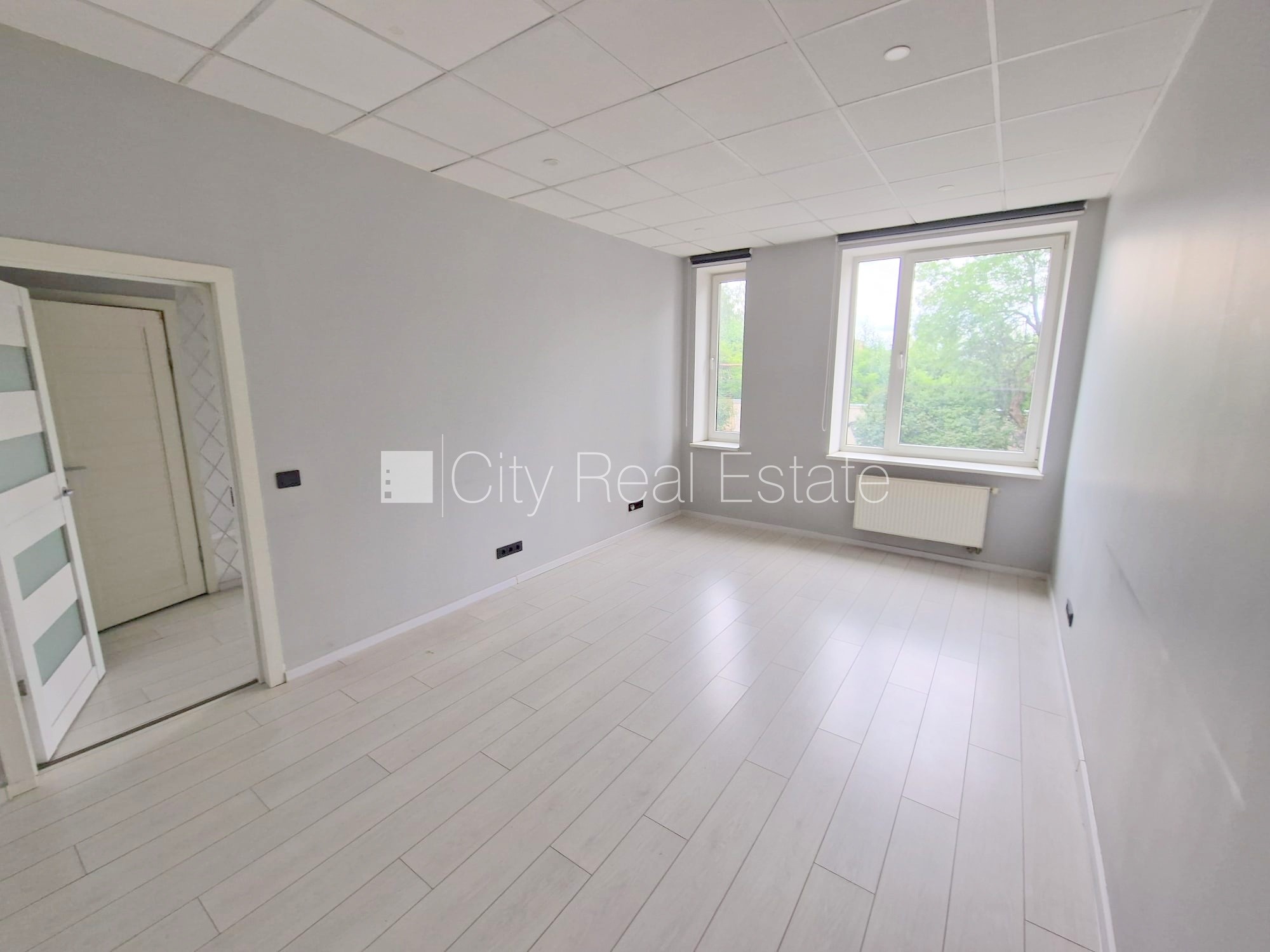 Sludinājumi. Renovēta māja, slēgts pagalms, ieeja no ielas, kāpņu telpa pēc kapitālā remonta, logi vērsti uz Cena: 370 EUR/mēn Foto #5