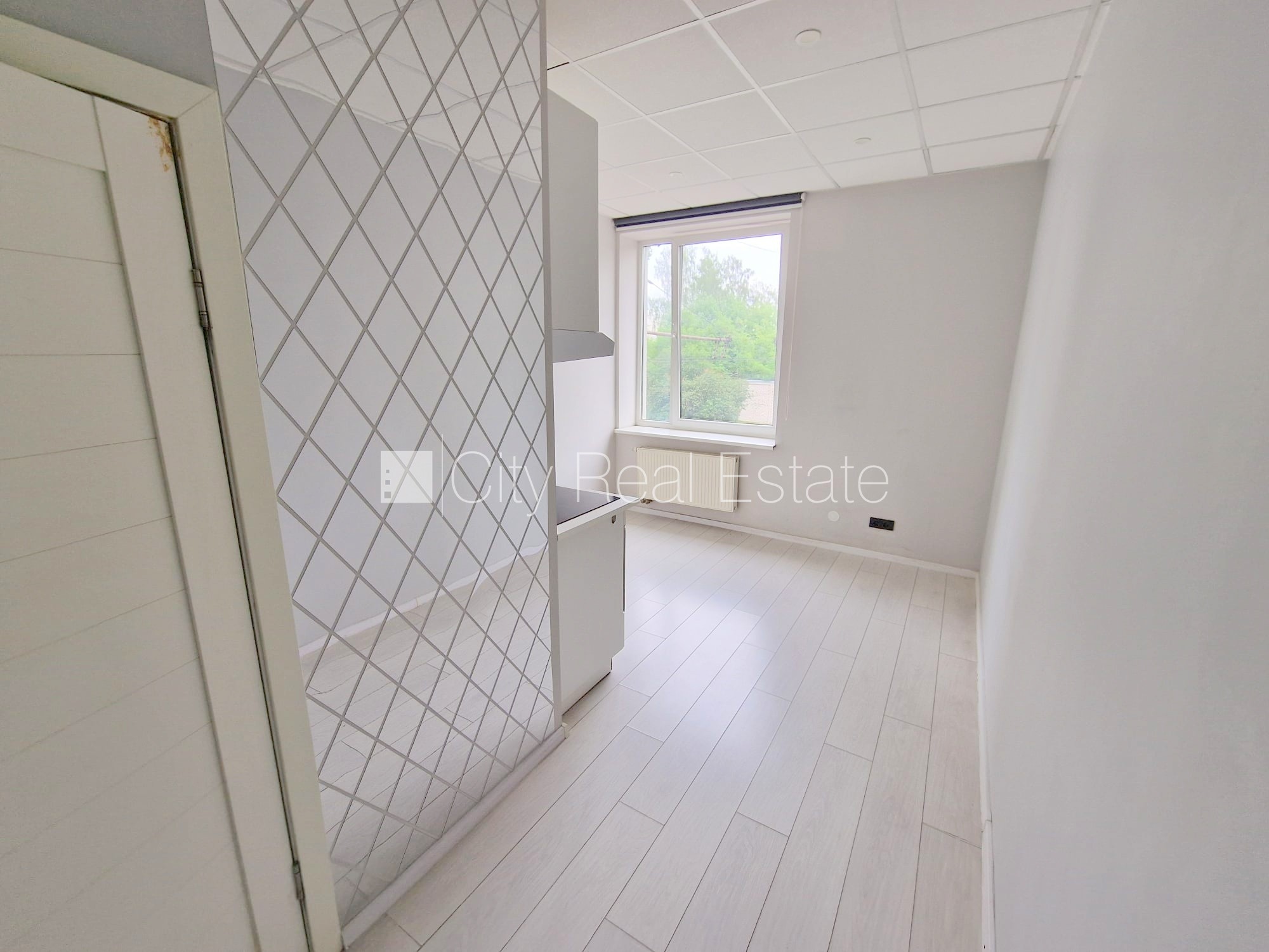 Sludinājumi. Renovēta māja, slēgts pagalms, ieeja no ielas, kāpņu telpa pēc kapitālā remonta, logi vērsti uz Cena: 370 EUR/mēn Foto #4