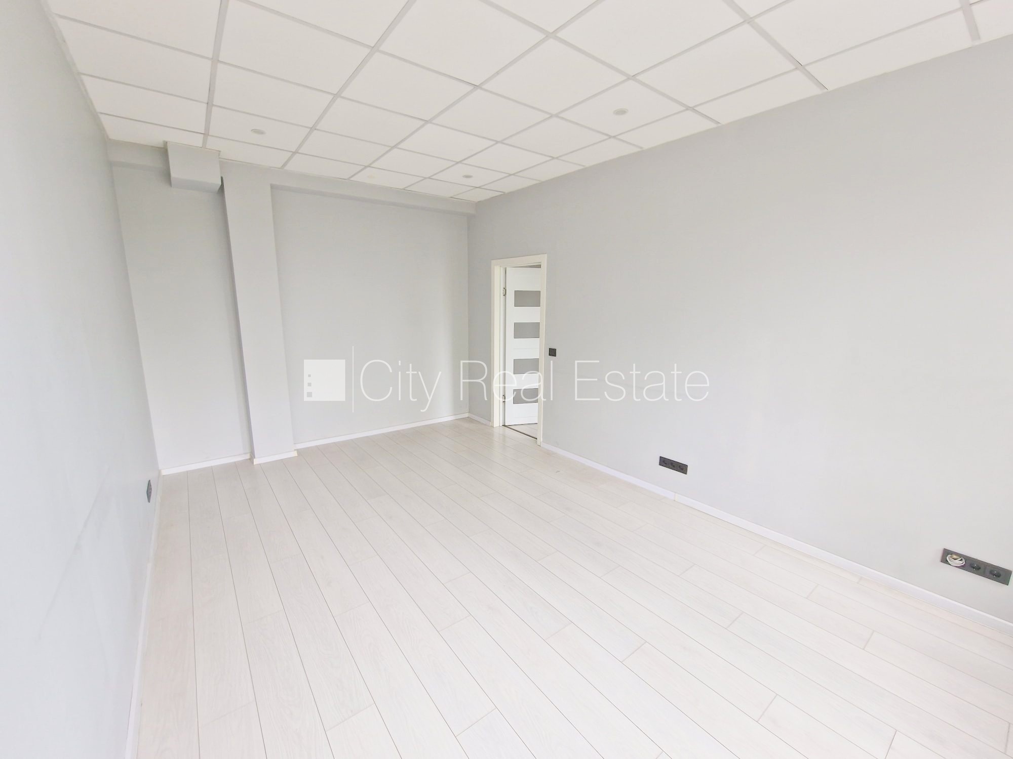 Sludinājumi. Renovēta māja, slēgts pagalms, ieeja no ielas, kāpņu telpa pēc kapitālā remonta, logi vērsti uz Cena: 370 EUR/mēn Foto #8