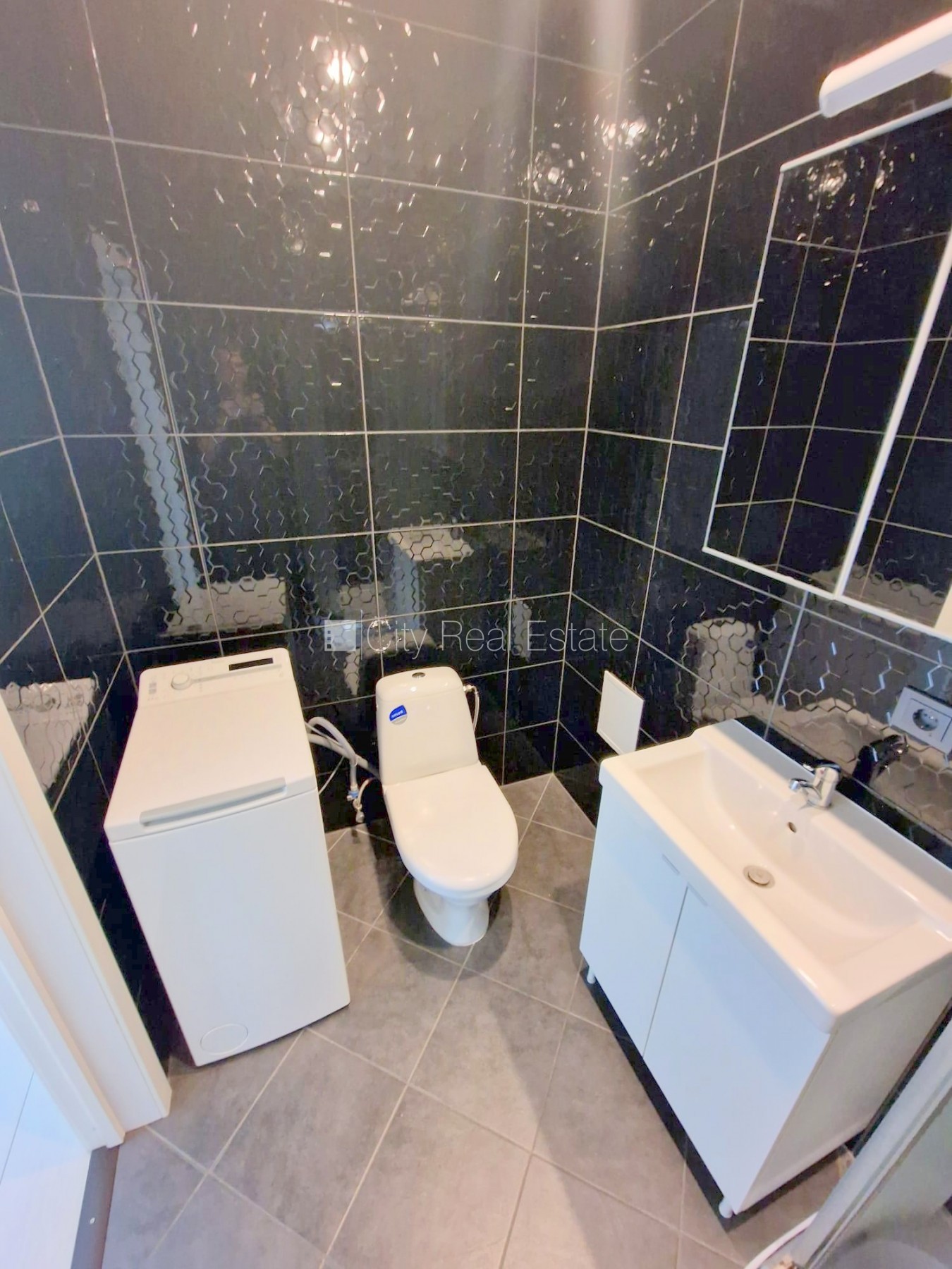 Sludinājumi. Renovēta māja, slēgts pagalms, ieeja no ielas, kāpņu telpa pēc kapitālā remonta, logi vērsti uz Cena: 370 EUR/mēn Foto #17