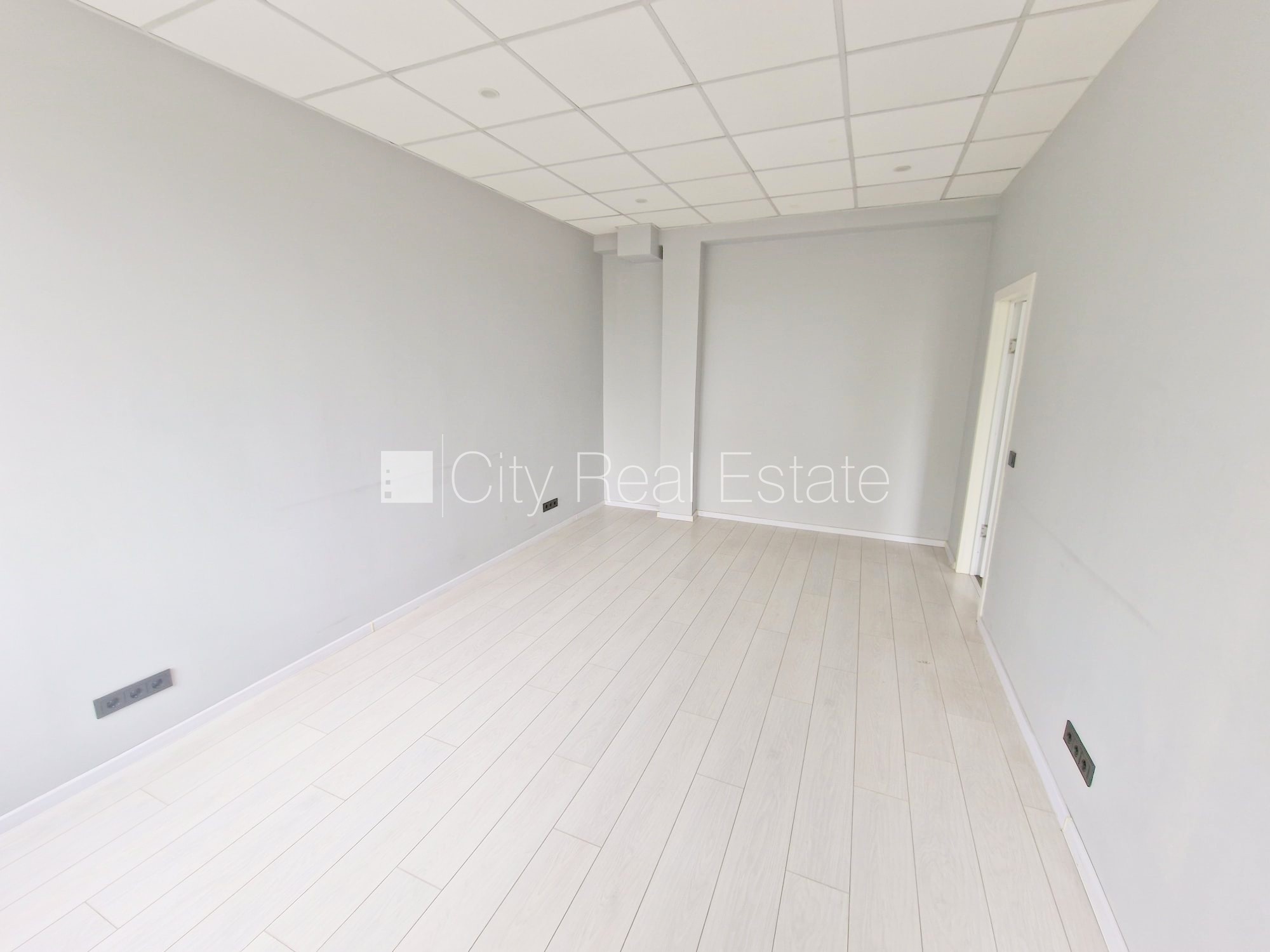Sludinājumi. Renovēta māja, slēgts pagalms, ieeja no ielas, kāpņu telpa pēc kapitālā remonta, logi vērsti uz Cena: 370 EUR/mēn Foto #9