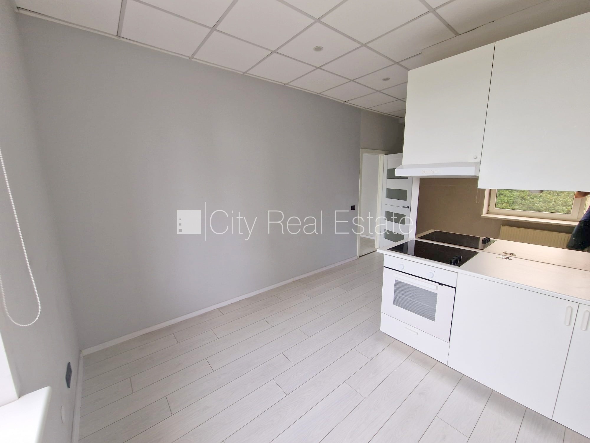 Sludinājumi. Renovēta māja, slēgts pagalms, ieeja no ielas, kāpņu telpa pēc kapitālā remonta, logi vērsti uz Cena: 370 EUR/mēn Foto #11