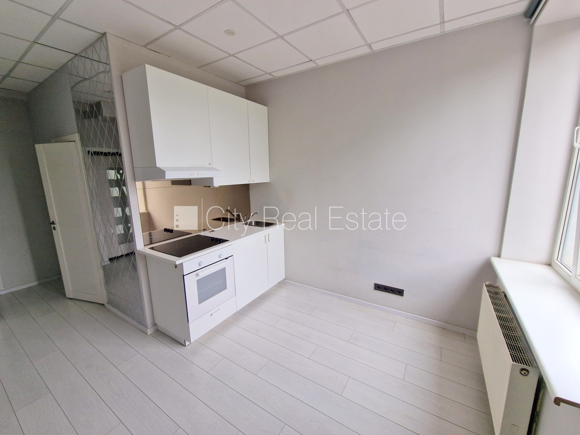 Sludinājumi. Renovēta māja, slēgts pagalms, ieeja no ielas, kāpņu telpa pēc kapitālā remonta, logi vērsti uz Cena: 370 EUR/mēn Foto #10