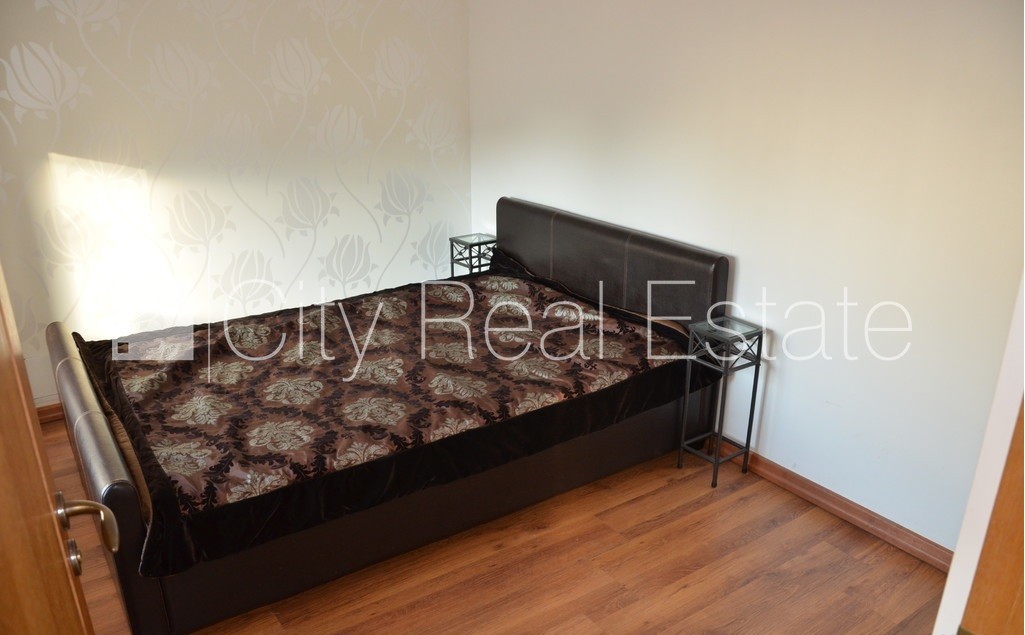 Объявление. Закрытая территория, территория обнесена железным забором, въездные ворота оснащены автоматической Цена: 99000 EUR Foto #16