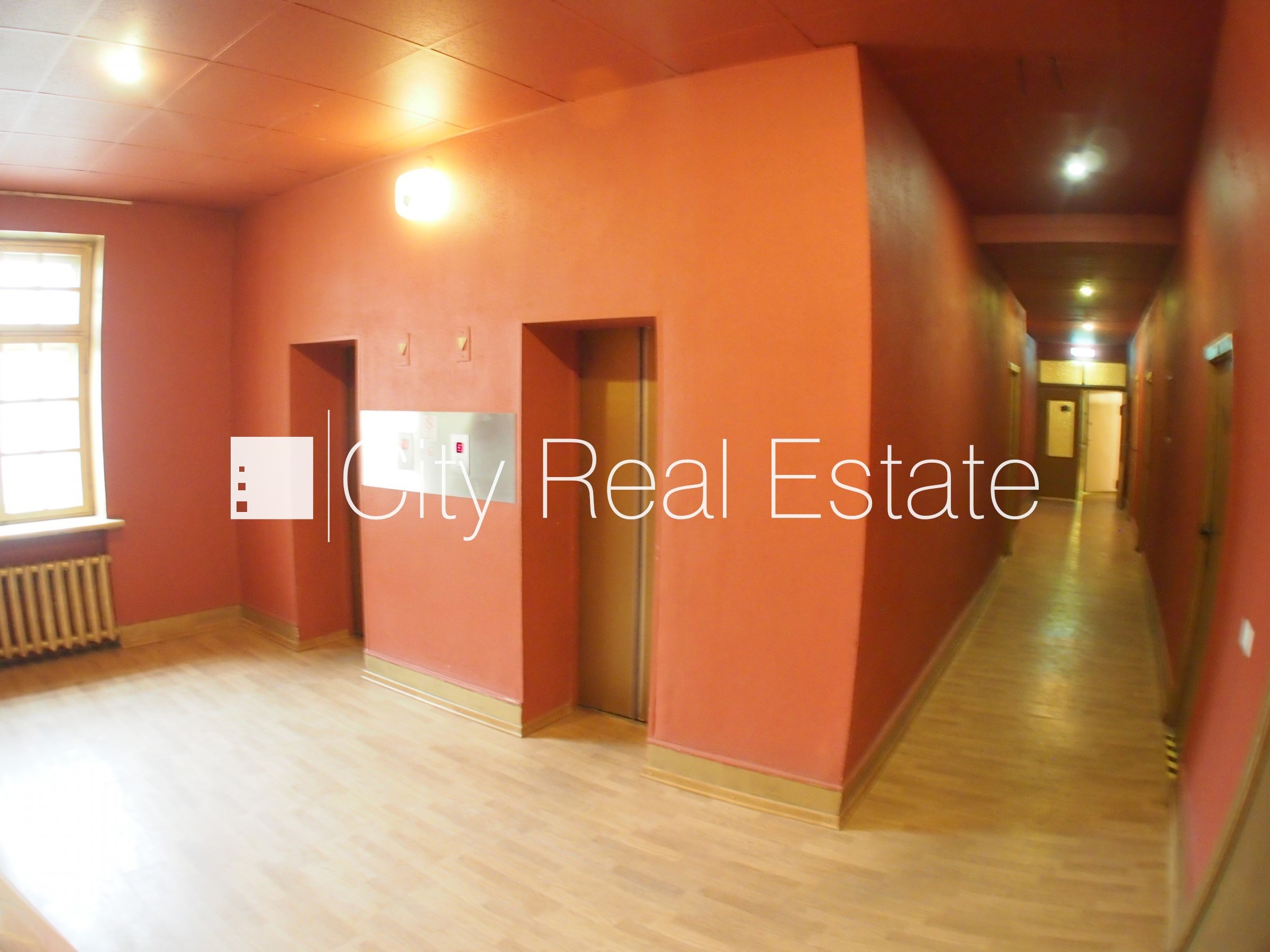 Sludinājumi. Fasādes māja, renovēta māja, ieeja no ielas, ir lifts, kāpņu telpa pēc kosmētiskā remonta, logi Cena: 180 EUR/mēn Foto #7