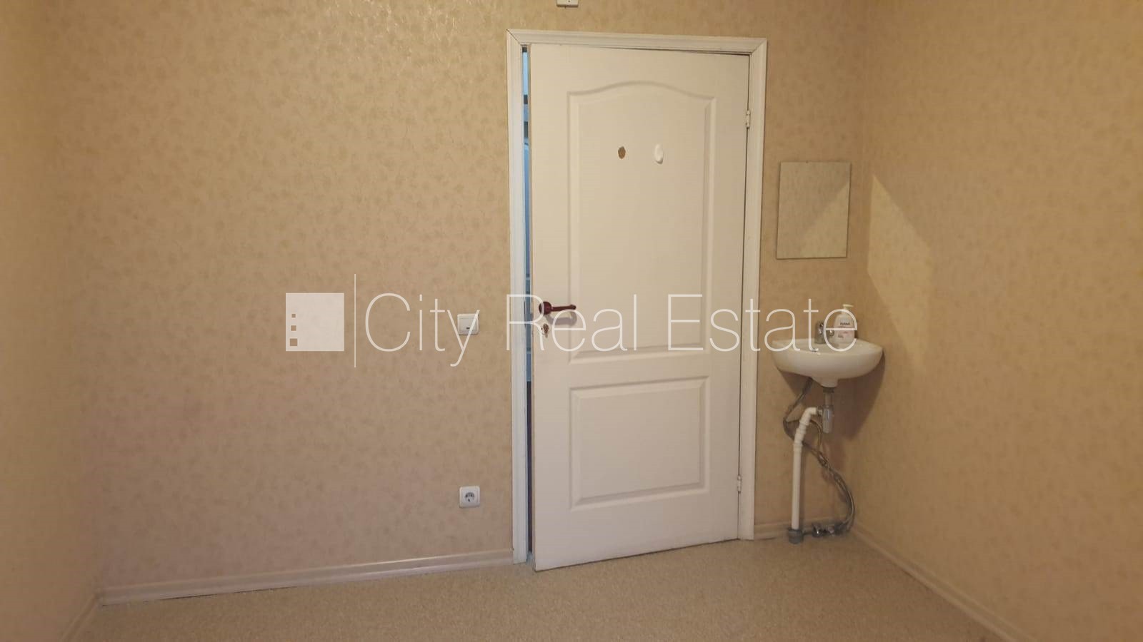 Sludinājumi. Fasādes māja, renovēta māja, ieeja no ielas, ir lifts, kāpņu telpa pēc kosmētiskā remonta, logi Cena: 180 EUR/mēn Foto #1