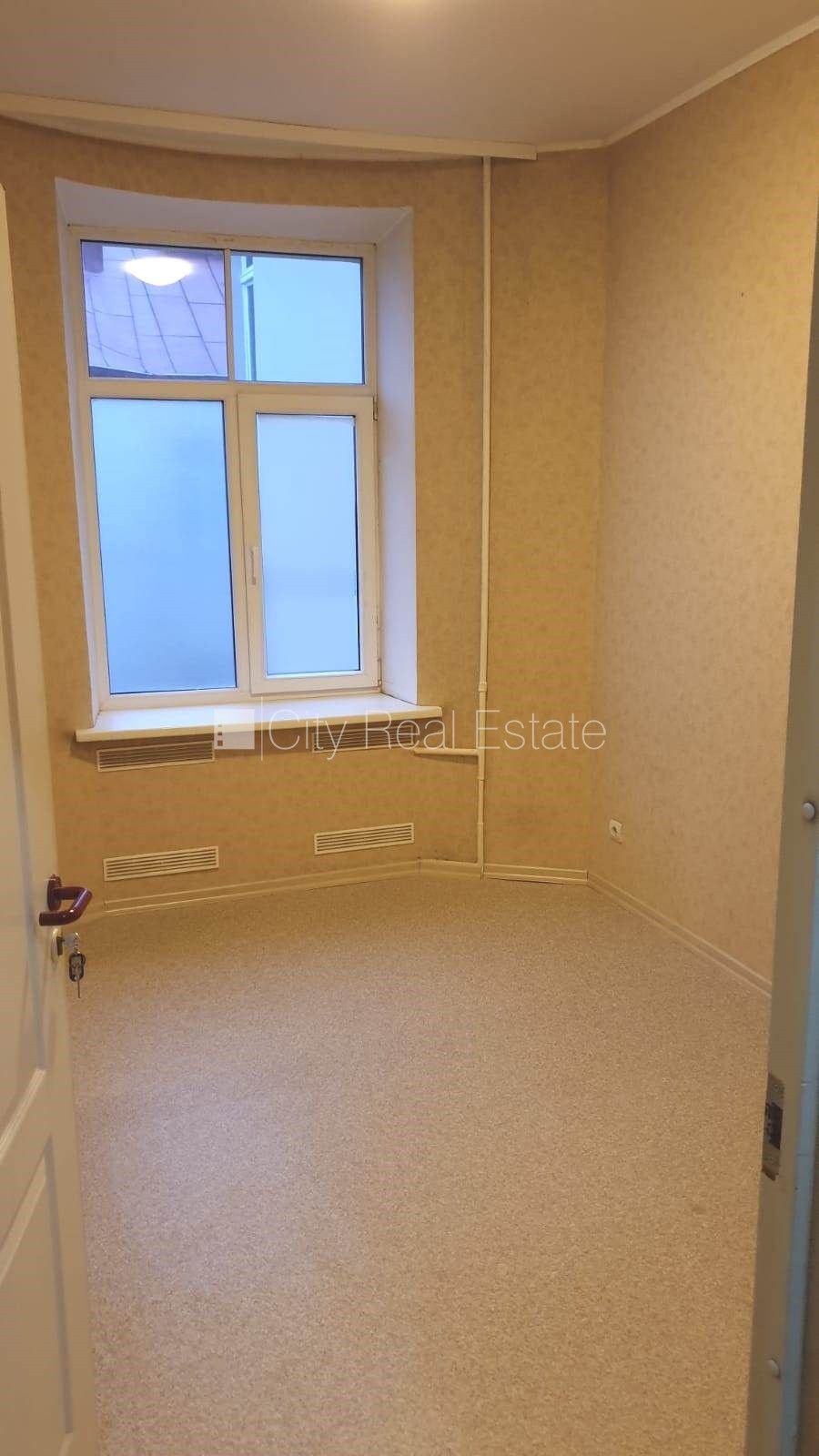 Sludinājumi. Fasādes māja, renovēta māja, ieeja no ielas, ir lifts, kāpņu telpa pēc kosmētiskā remonta, logi Cena: 180 EUR/mēn Foto #2