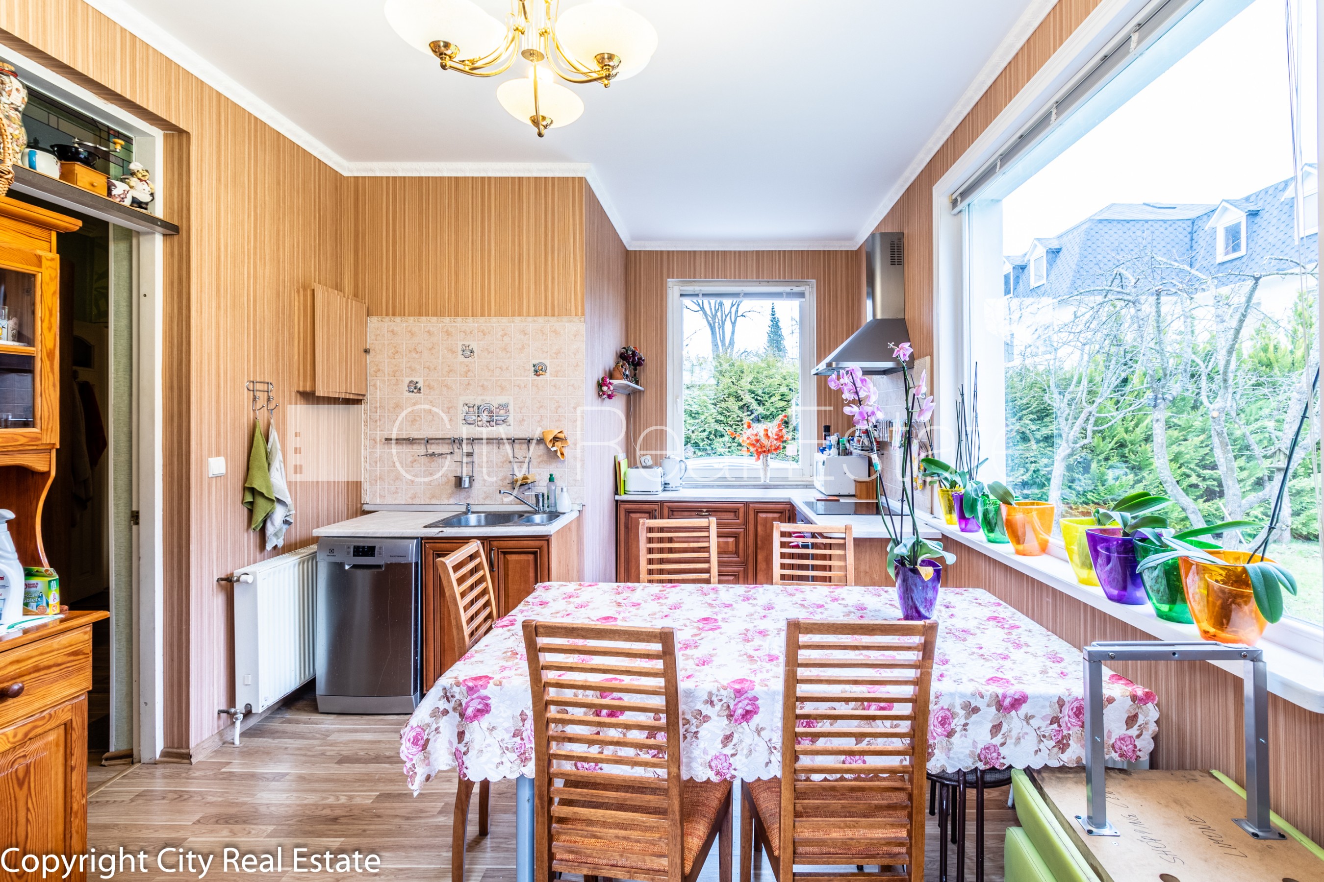 Sludinājumi. Labiekārtota apzaļumota teritorija, guļamistabu skaits 3 gab., gāzes apkure, restaurēti, atjaunoti Cena: 2500 EUR/mēn Foto #1