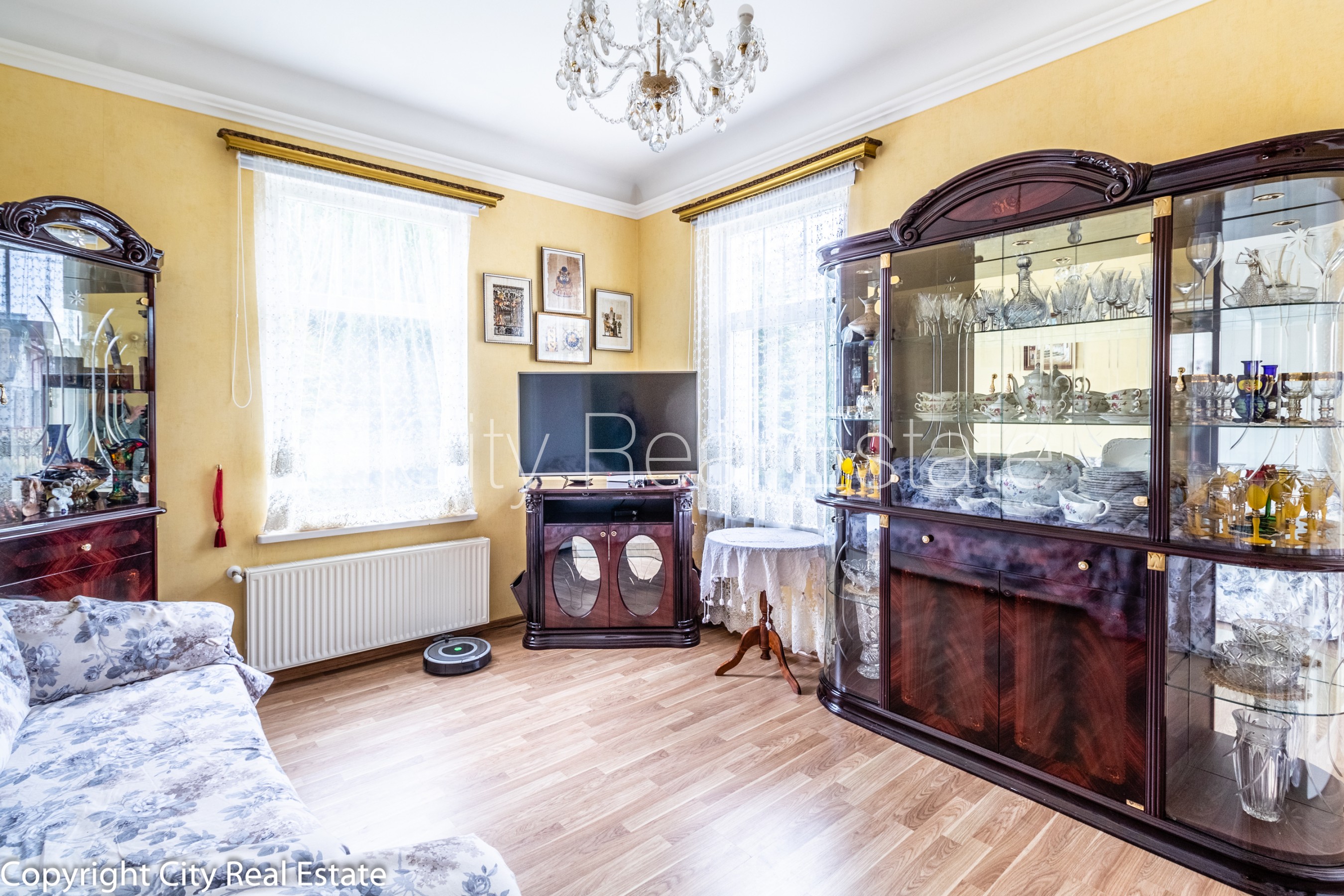 Sludinājumi. Labiekārtota apzaļumota teritorija, guļamistabu skaits 3 gab., gāzes apkure, restaurēti, atjaunoti Cena: 2500 EUR/mēn Foto #3