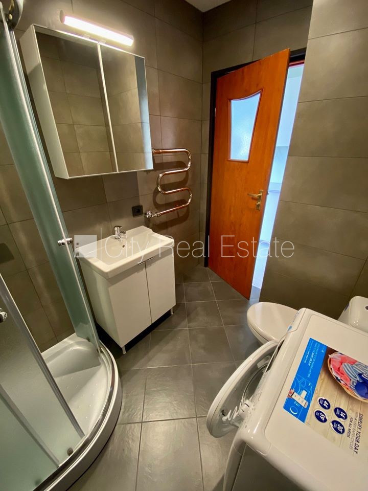 Sludinājumi. Fasādes māja, renovēta māja, slēgts pagalms, ieeja no ielas, ir lifts, kāpņu telpa pēc kapitālā Cena: 350 EUR/mēn Foto #8