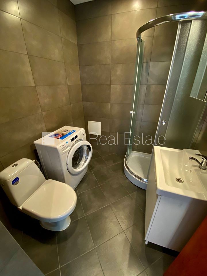 Sludinājumi. Fasādes māja, renovēta māja, slēgts pagalms, ieeja no ielas, ir lifts, kāpņu telpa pēc kapitālā Cena: 350 EUR/mēn Foto #9