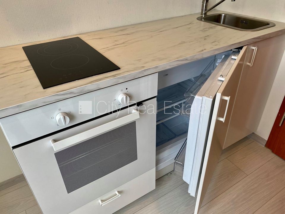 Sludinājumi. Fasādes māja, renovēta māja, slēgts pagalms, ieeja no ielas, ir lifts, kāpņu telpa pēc kapitālā Cena: 350 EUR/mēn Foto #7