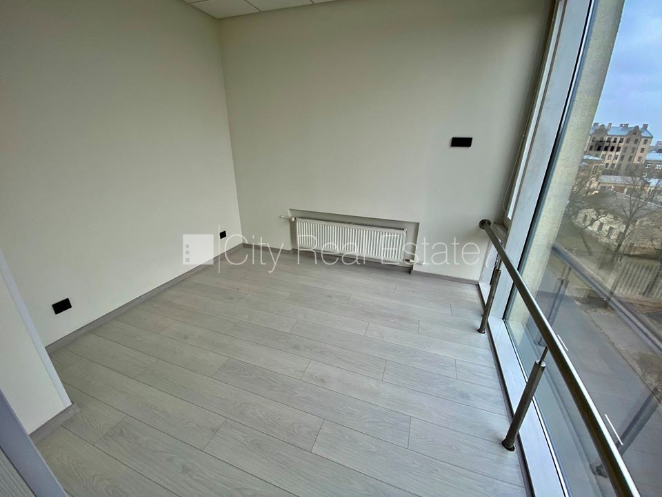 Sludinājumi. Fasādes māja, renovēta māja, slēgts pagalms, ieeja no ielas, ir lifts, kāpņu telpa pēc kapitālā Cena: 350 EUR/mēn Foto #3