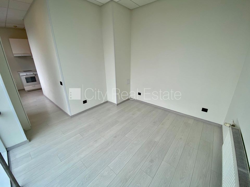 Sludinājumi. Fasādes māja, renovēta māja, slēgts pagalms, ieeja no ielas, ir lifts, kāpņu telpa pēc kapitālā Cena: 350 EUR/mēn Foto #4