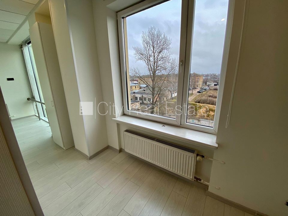 Sludinājumi. Fasādes māja, renovēta māja, slēgts pagalms, ieeja no ielas, ir lifts, kāpņu telpa pēc kapitālā Cena: 350 EUR/mēn Foto #2