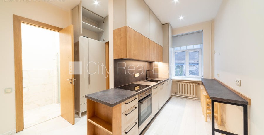 Sludinājumi. Fasādes māja, renovēta māja, labiekārtota apzaļumota teritorija, slēgts pagalms, maksas stāvvieta, Cena: 650 EUR/mēn Foto #2