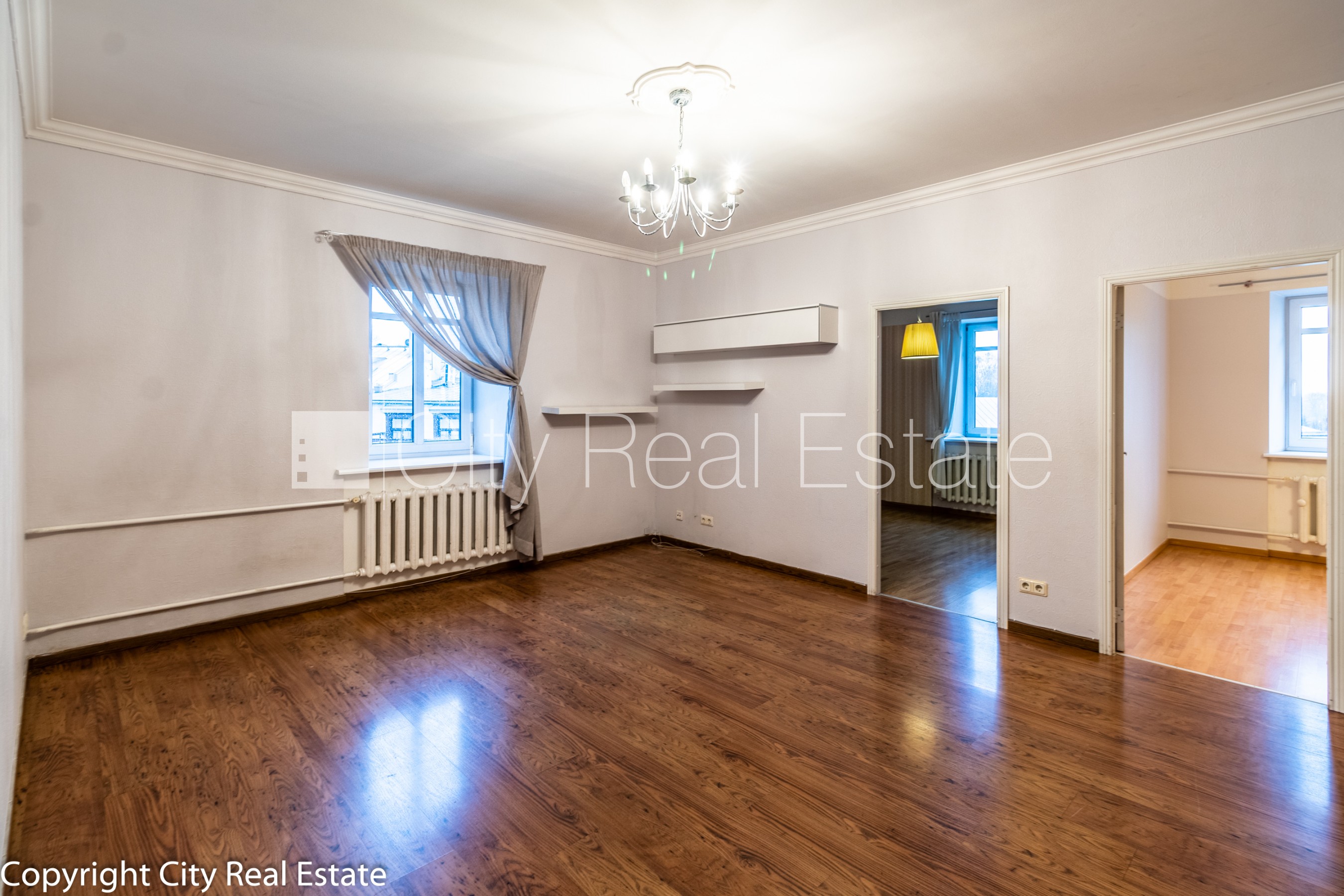 Объявление. Фасадный дом, реновированный дом, закрытый двор, возможность аренды парковки, вход с улицы, Цена: 550 EUR/мес. Foto #1