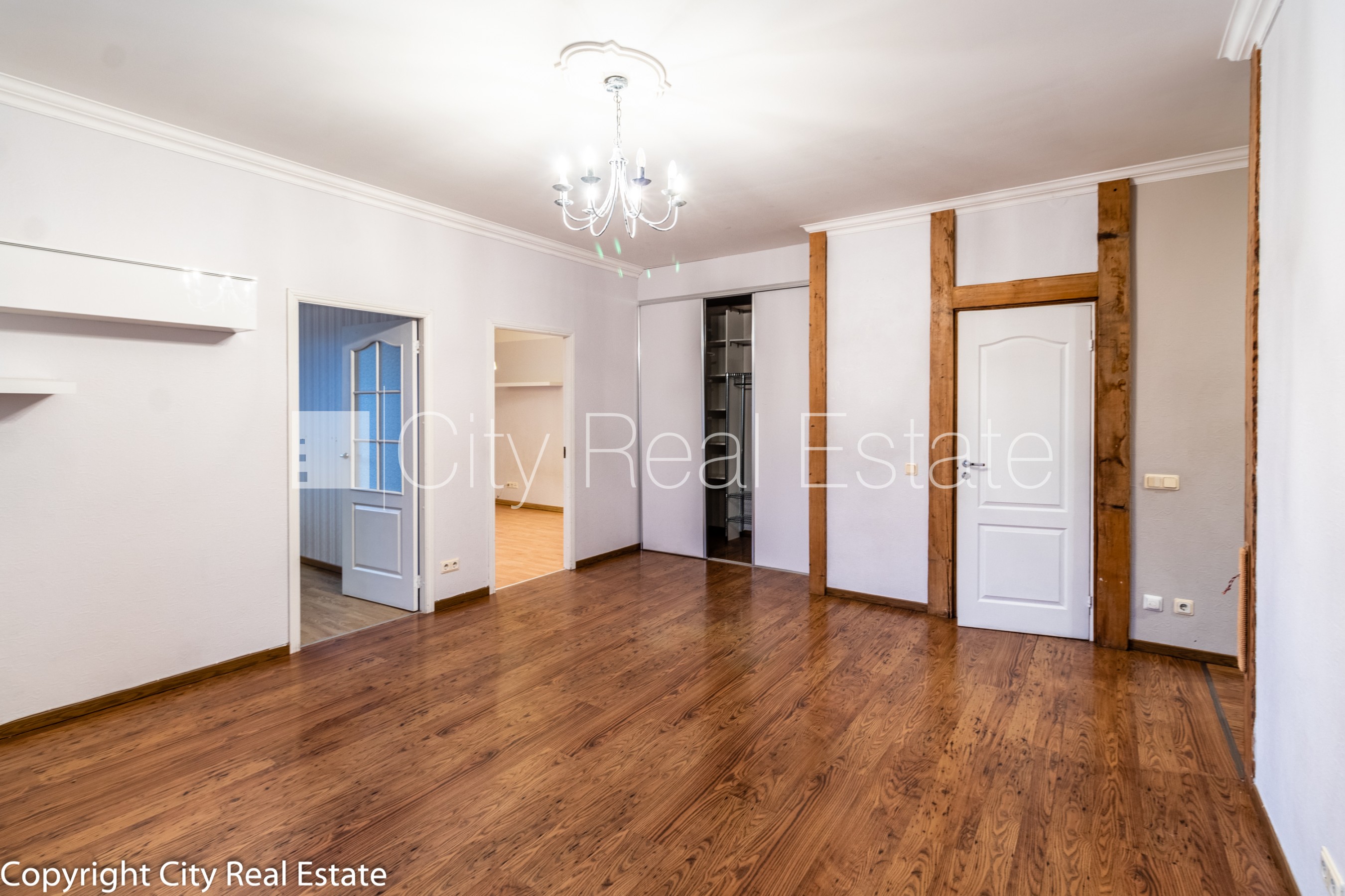 Объявление. Фасадный дом, реновированный дом, закрытый двор, возможность аренды парковки, вход с улицы, Цена: 550 EUR/мес. Foto #2