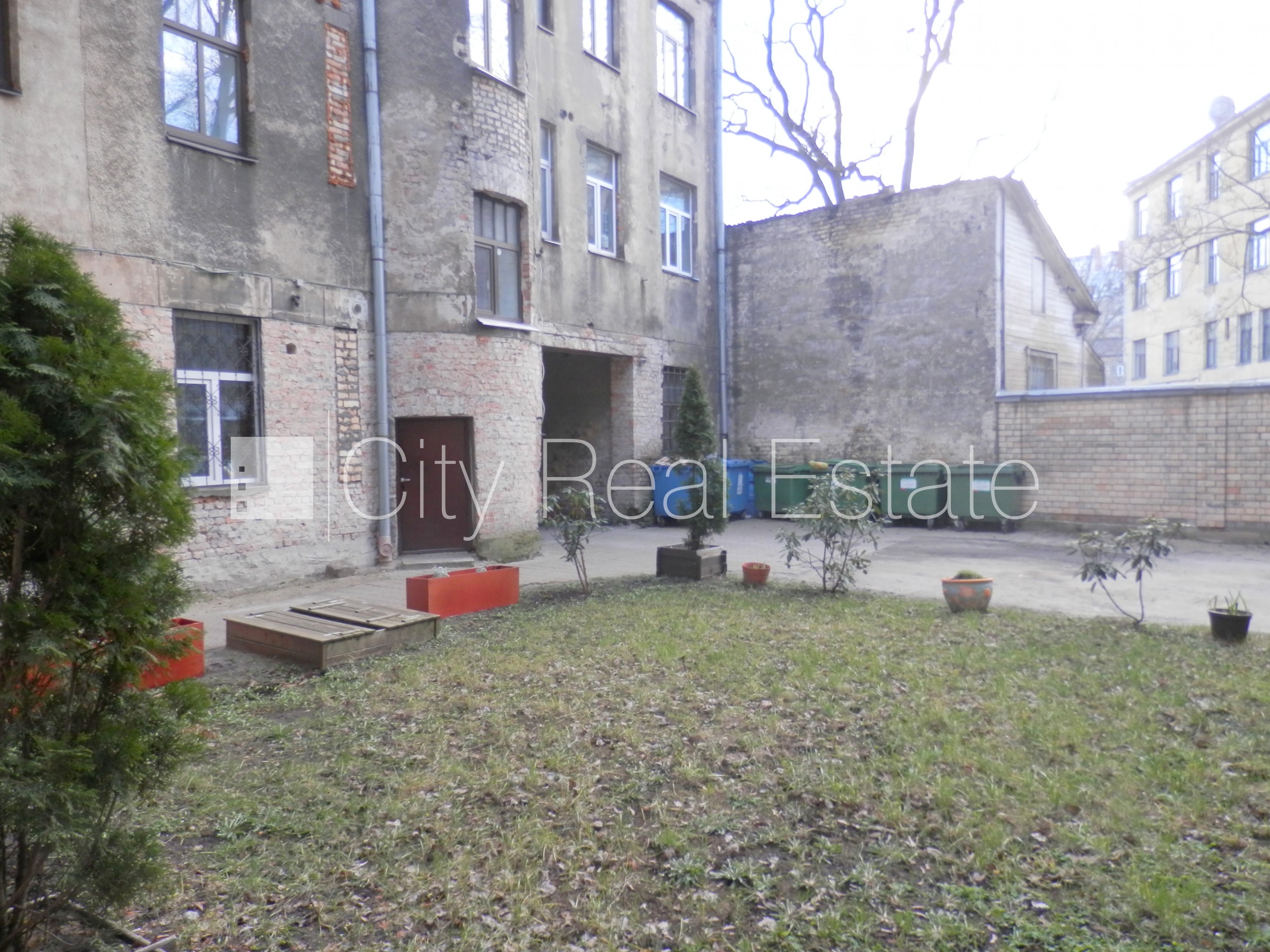 Объявление. Фасадный дом, закрытый двор, вход с улицы, лестничная клетка после косметического ремонта, окна Цена: 250 EUR/мес. Foto #23