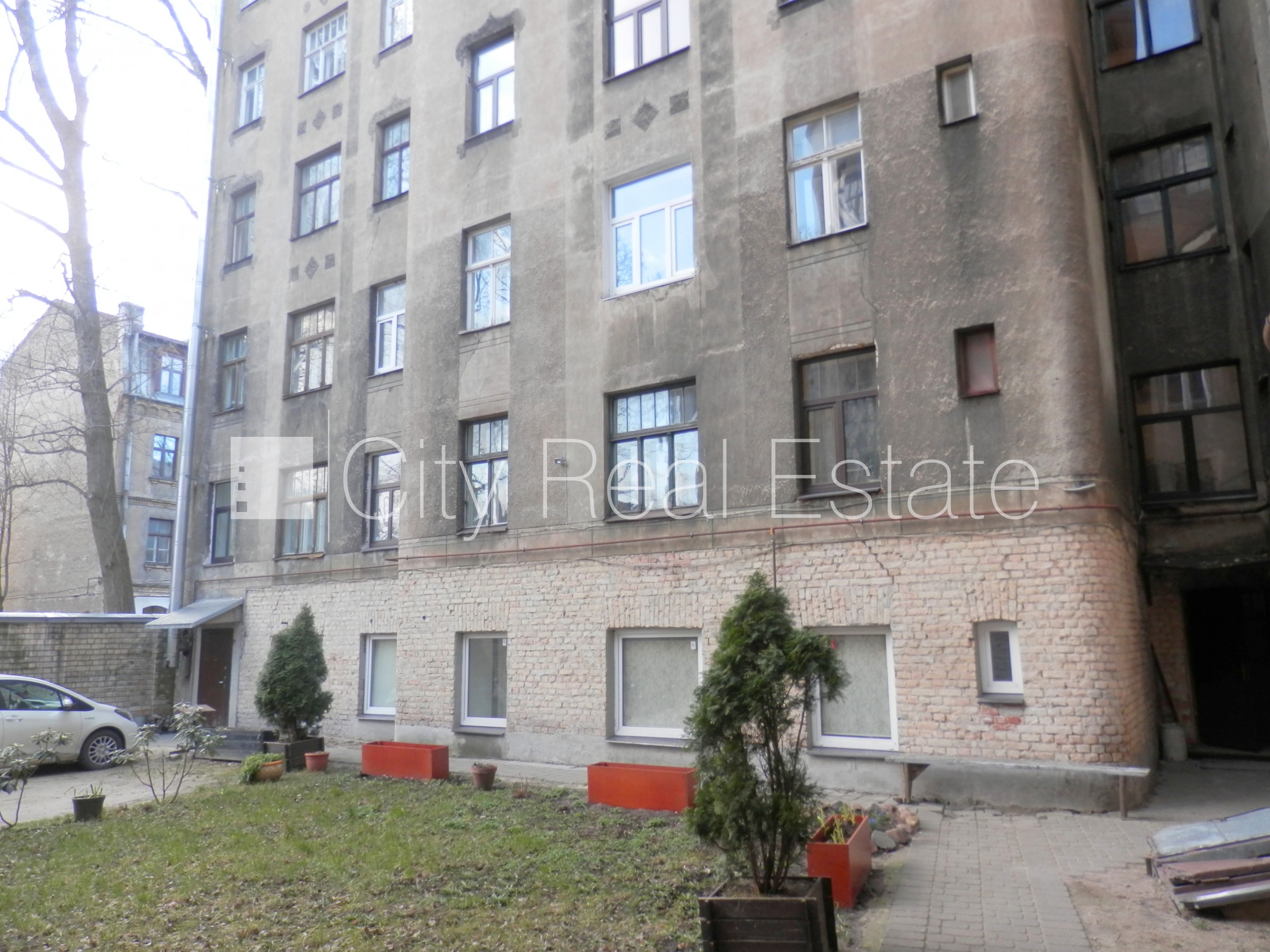 Объявление. Фасадный дом, закрытый двор, вход с улицы, лестничная клетка после косметического ремонта, окна Цена: 250 EUR/мес. Foto #24