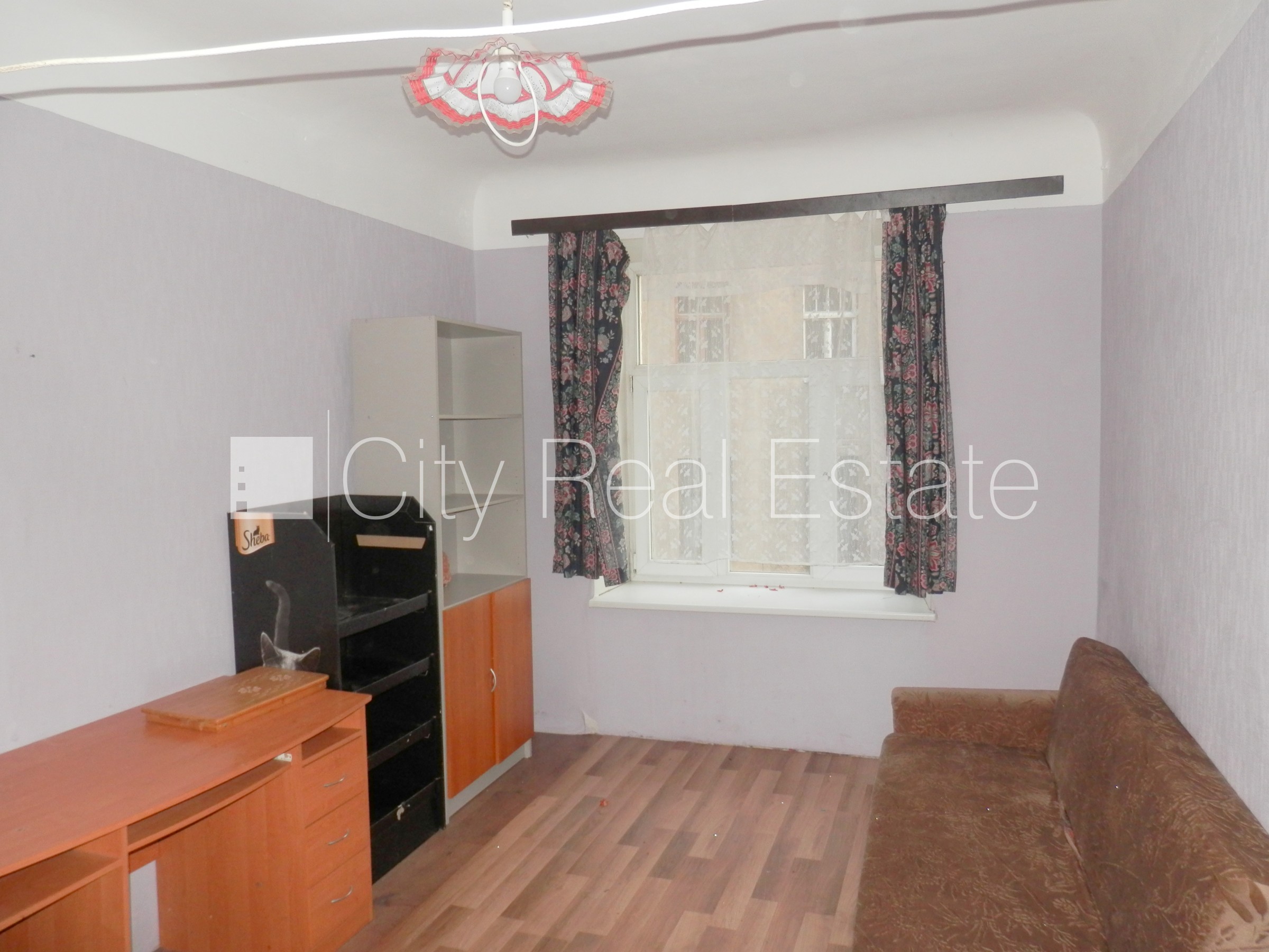 Объявление. Фасадный дом, закрытый двор, вход с улицы, лестничная клетка после косметического ремонта, окна Цена: 250 EUR/мес. Foto #12