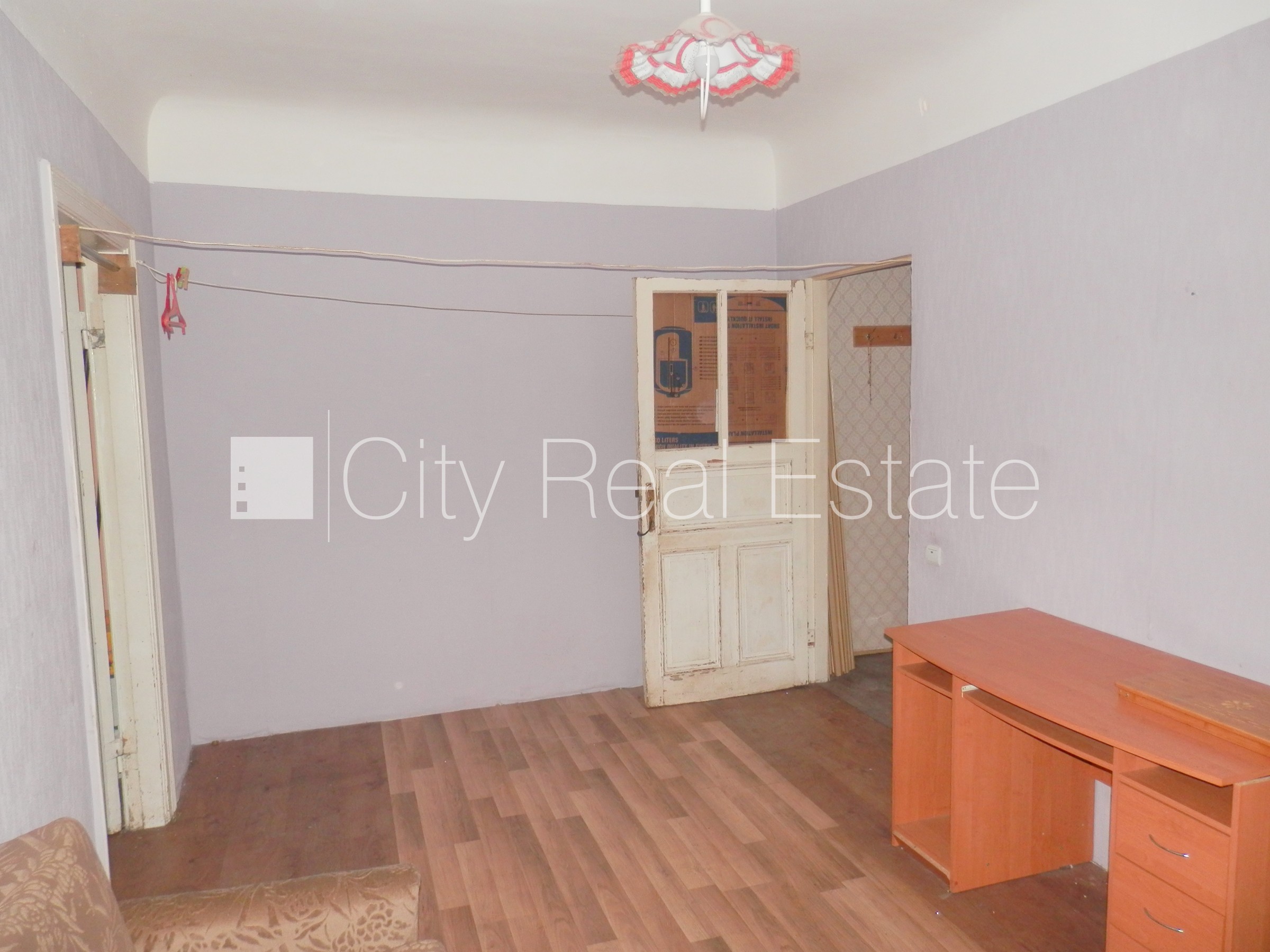 Объявление. Фасадный дом, закрытый двор, вход с улицы, лестничная клетка после косметического ремонта, окна Цена: 250 EUR/мес. Foto #10