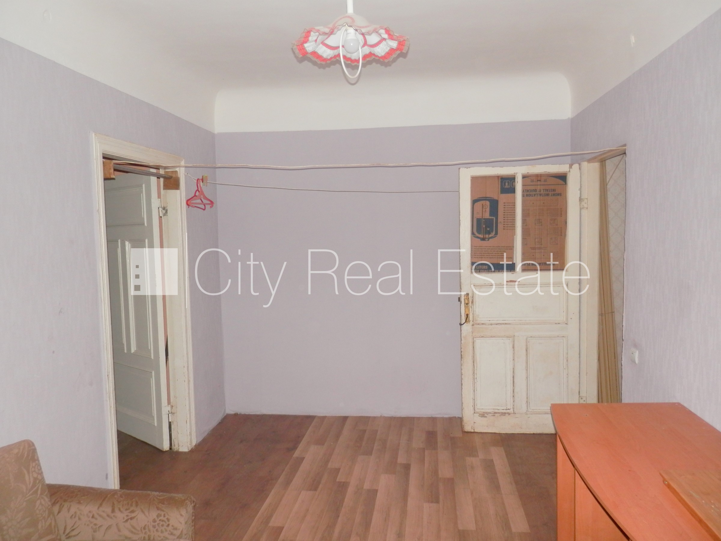 Объявление. Фасадный дом, закрытый двор, вход с улицы, лестничная клетка после косметического ремонта, окна Цена: 250 EUR/мес. Foto #9