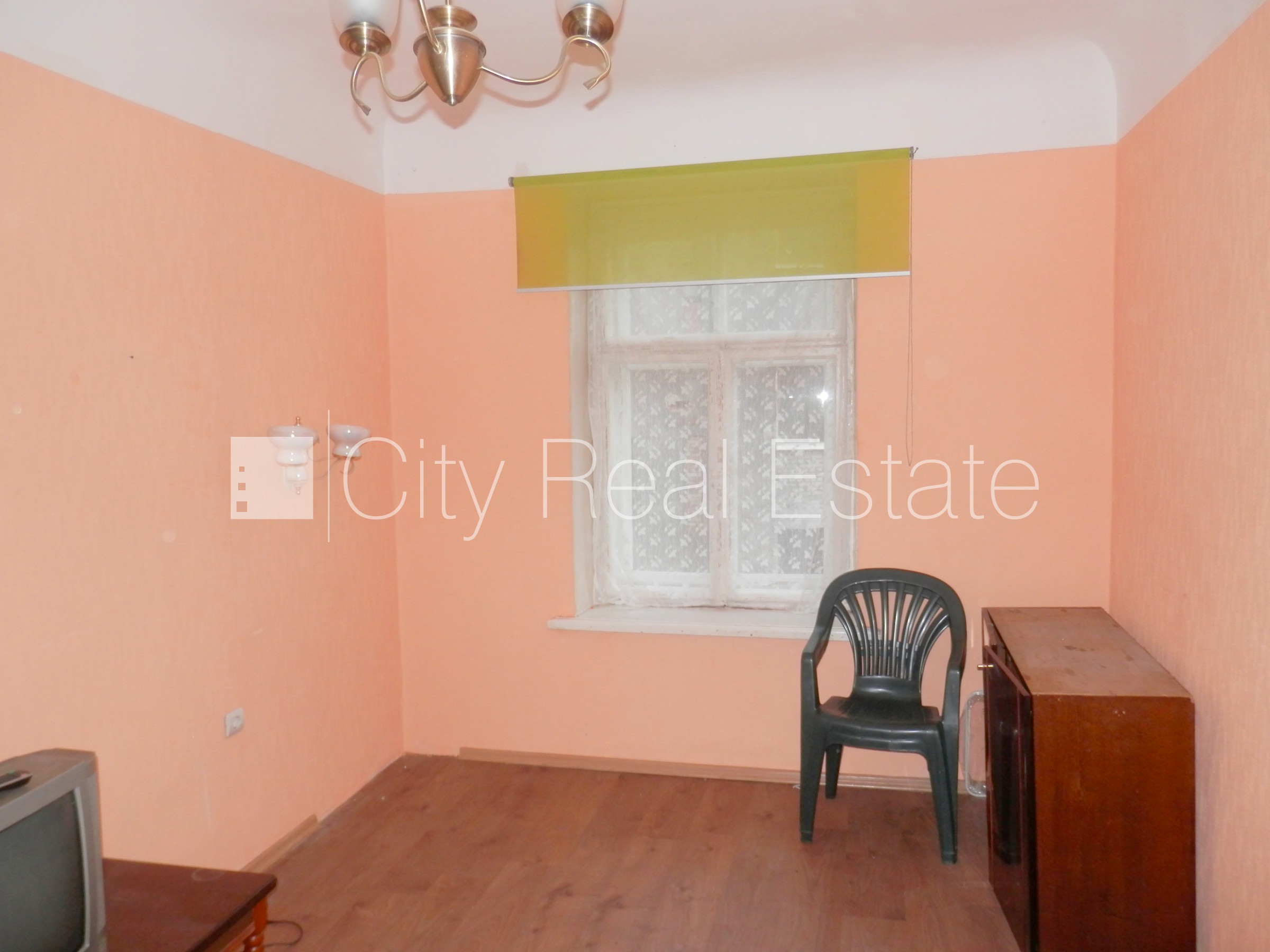 Объявление. Фасадный дом, закрытый двор, вход с улицы, лестничная клетка после косметического ремонта, окна Цена: 250 EUR/мес. Foto #2