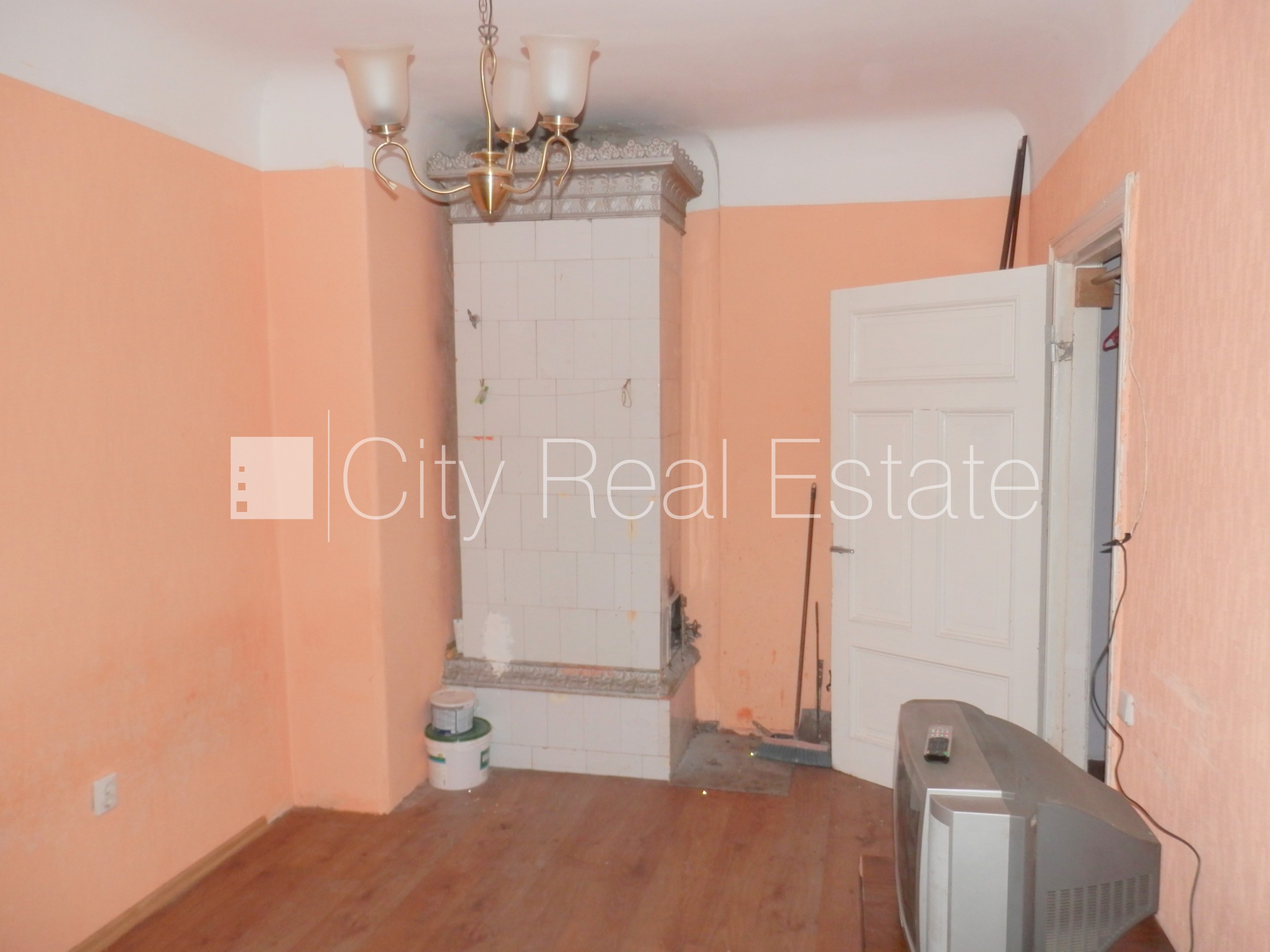 Объявление. Фасадный дом, закрытый двор, вход с улицы, лестничная клетка после косметического ремонта, окна Цена: 250 EUR/мес. Foto #3