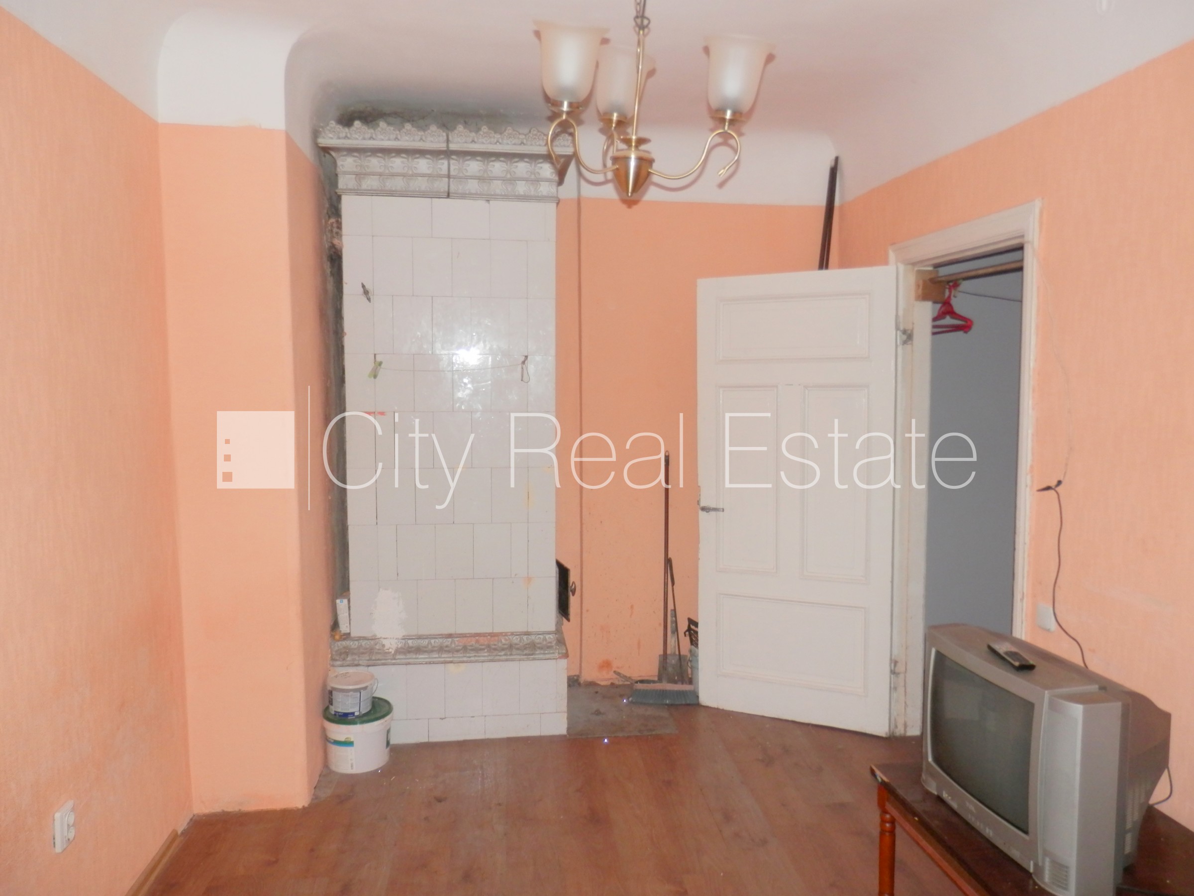 Объявление. Фасадный дом, закрытый двор, вход с улицы, лестничная клетка после косметического ремонта, окна Цена: 250 EUR/мес. Foto #4