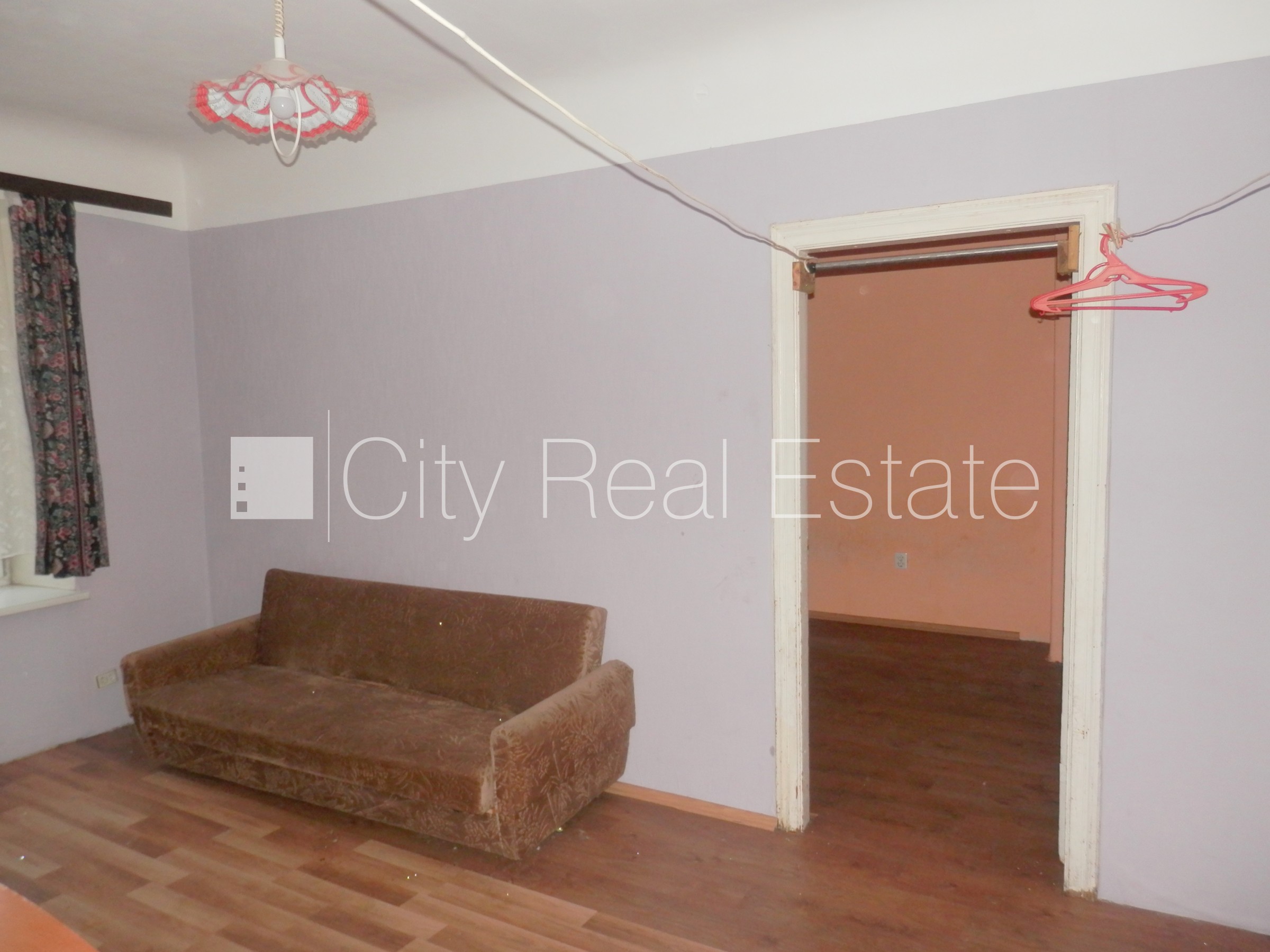 Объявление. Фасадный дом, закрытый двор, вход с улицы, лестничная клетка после косметического ремонта, окна Цена: 250 EUR/мес. Foto #8