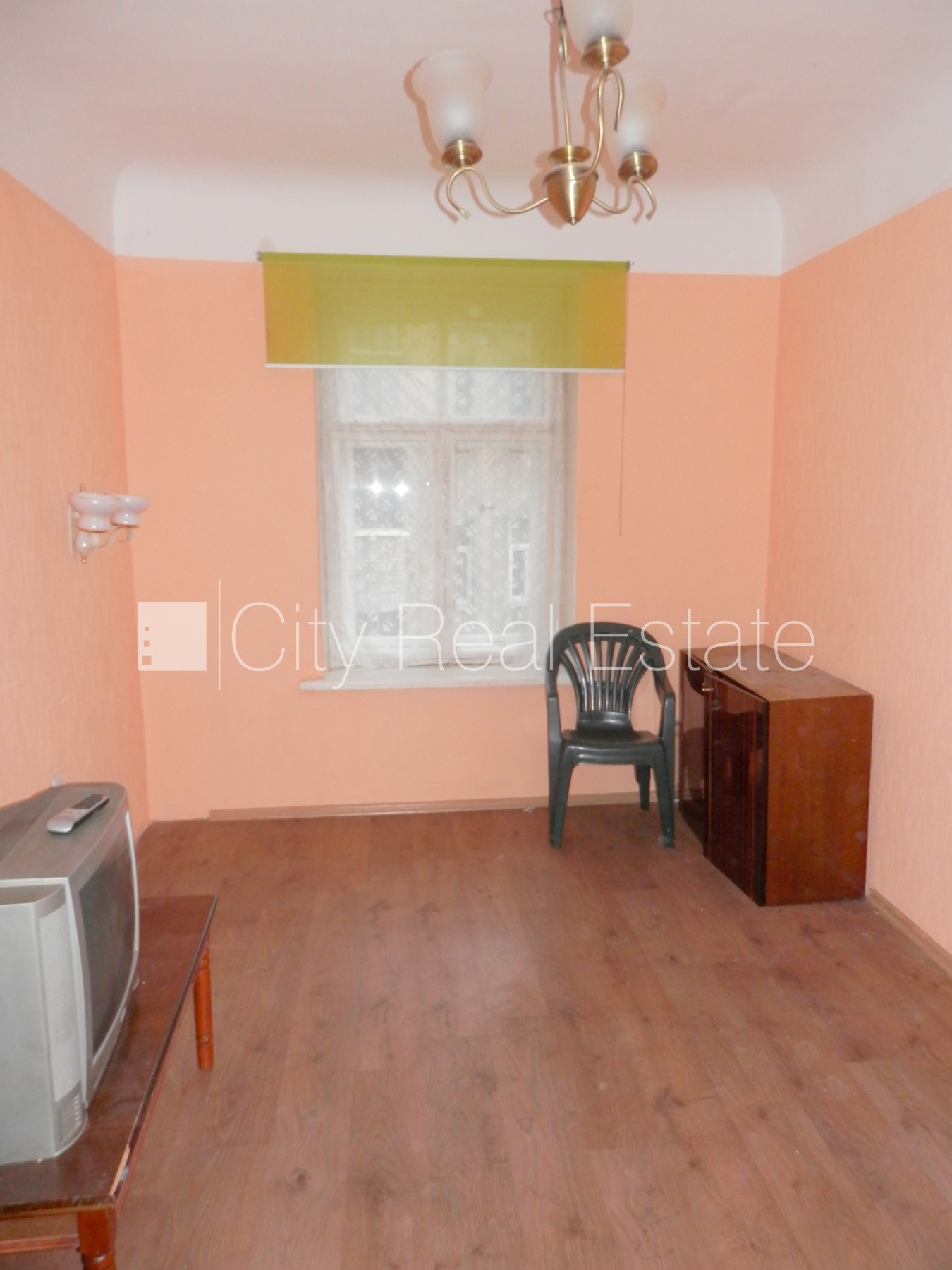 Объявление. Фасадный дом, закрытый двор, вход с улицы, лестничная клетка после косметического ремонта, окна Цена: 250 EUR/мес. Foto #5