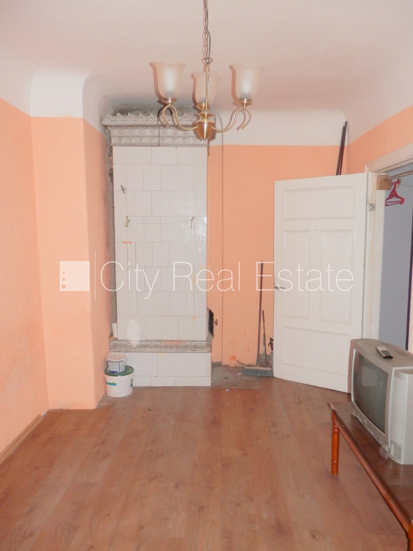 Объявление. Фасадный дом, закрытый двор, вход с улицы, лестничная клетка после косметического ремонта, окна Цена: 250 EUR/мес. Foto #6