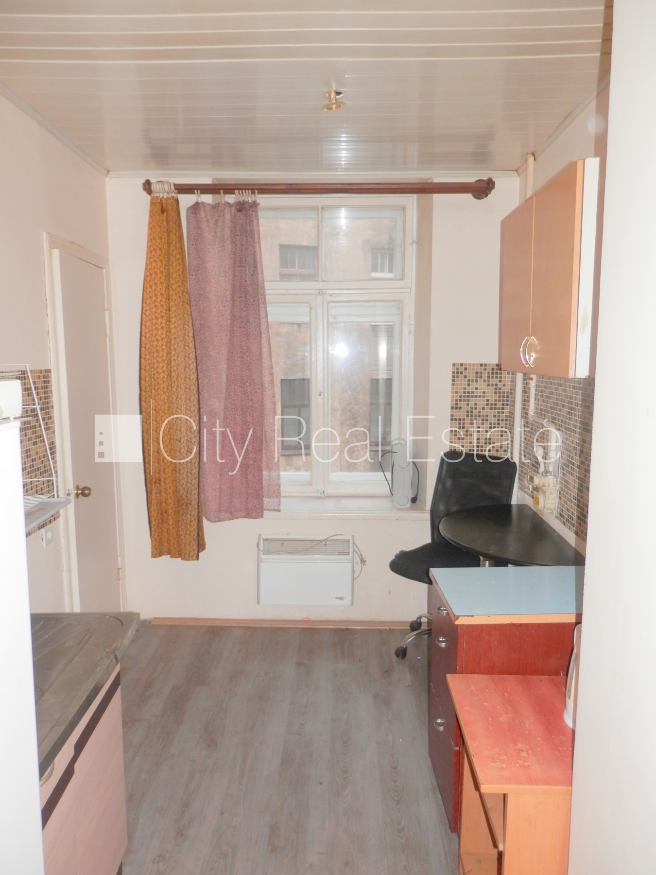 Объявление. Фасадный дом, закрытый двор, вход с улицы, лестничная клетка после косметического ремонта, окна Цена: 250 EUR/мес. Foto #14