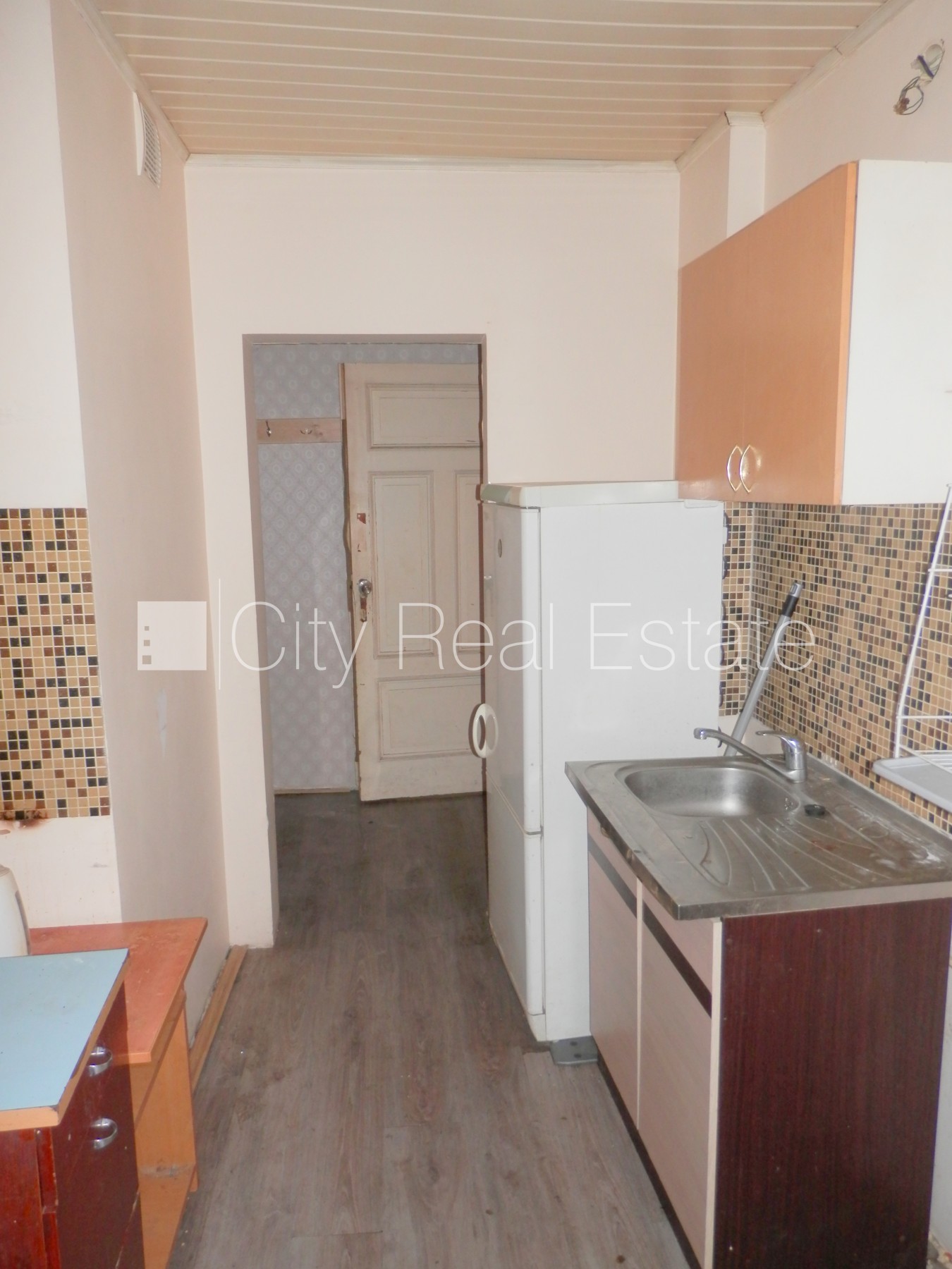 Объявление. Фасадный дом, закрытый двор, вход с улицы, лестничная клетка после косметического ремонта, окна Цена: 250 EUR/мес. Foto #15