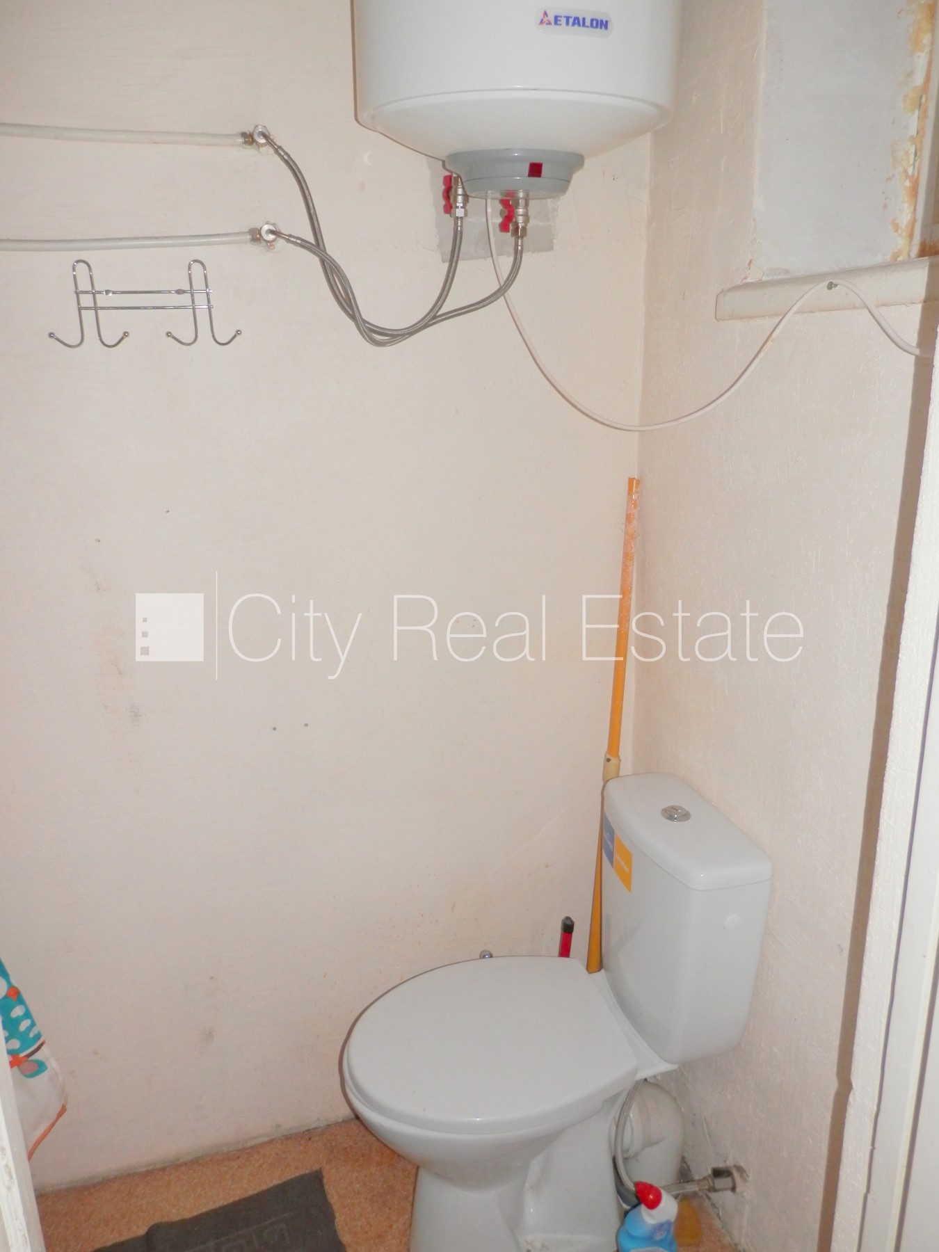 Объявление. Фасадный дом, закрытый двор, вход с улицы, лестничная клетка после косметического ремонта, окна Цена: 250 EUR/мес. Foto #17