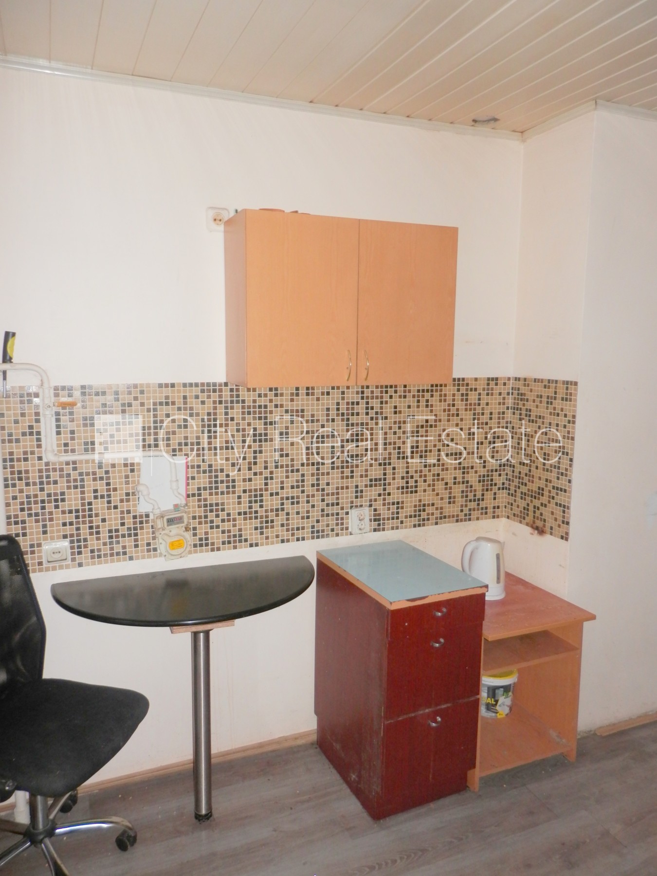 Объявление. Фасадный дом, закрытый двор, вход с улицы, лестничная клетка после косметического ремонта, окна Цена: 250 EUR/мес. Foto #16