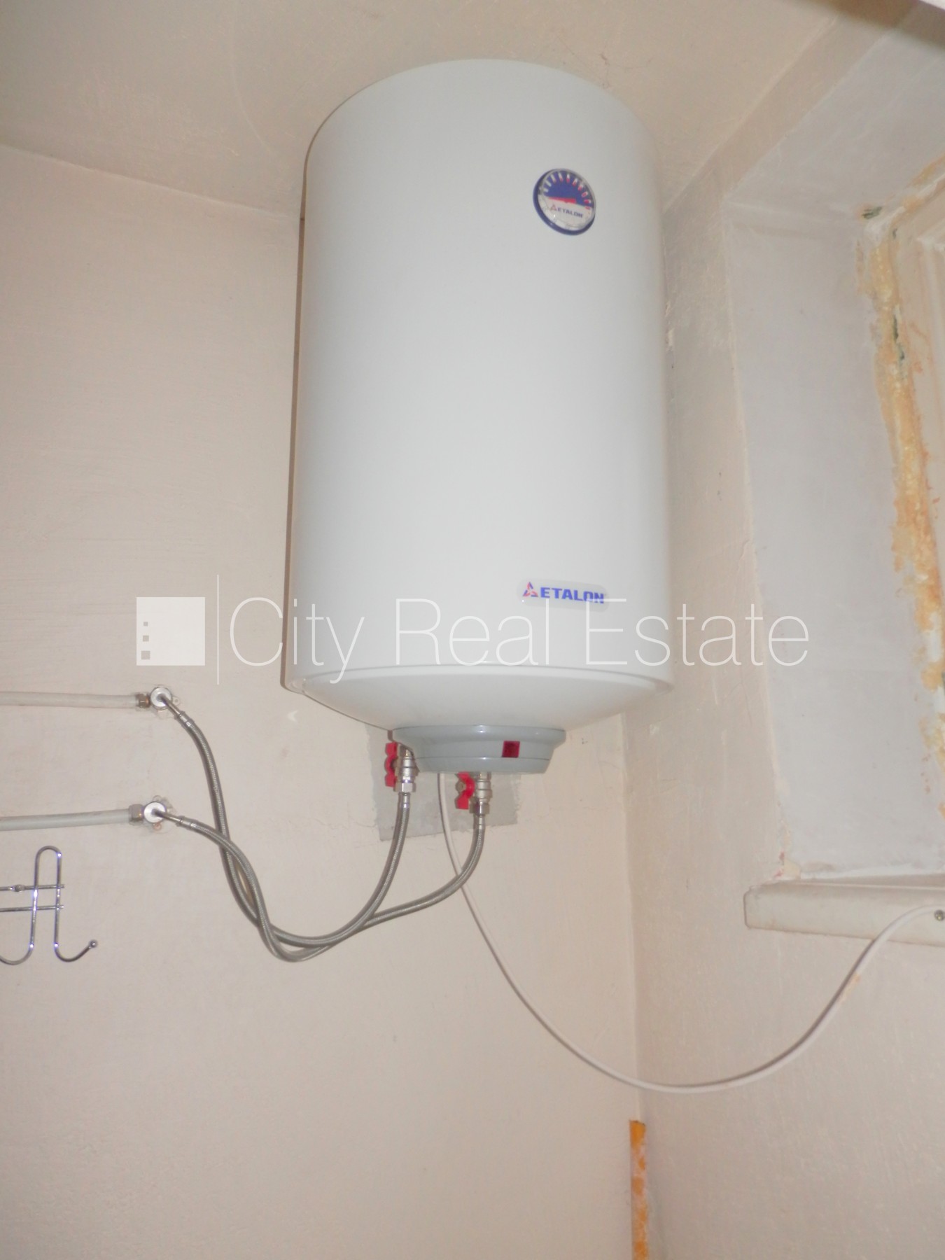 Объявление. Фасадный дом, закрытый двор, вход с улицы, лестничная клетка после косметического ремонта, окна Цена: 250 EUR/мес. Foto #19