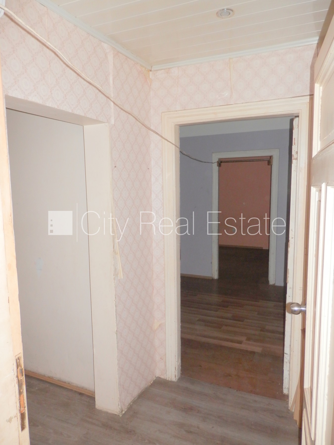 Объявление. Фасадный дом, закрытый двор, вход с улицы, лестничная клетка после косметического ремонта, окна Цена: 250 EUR/мес. Foto #20