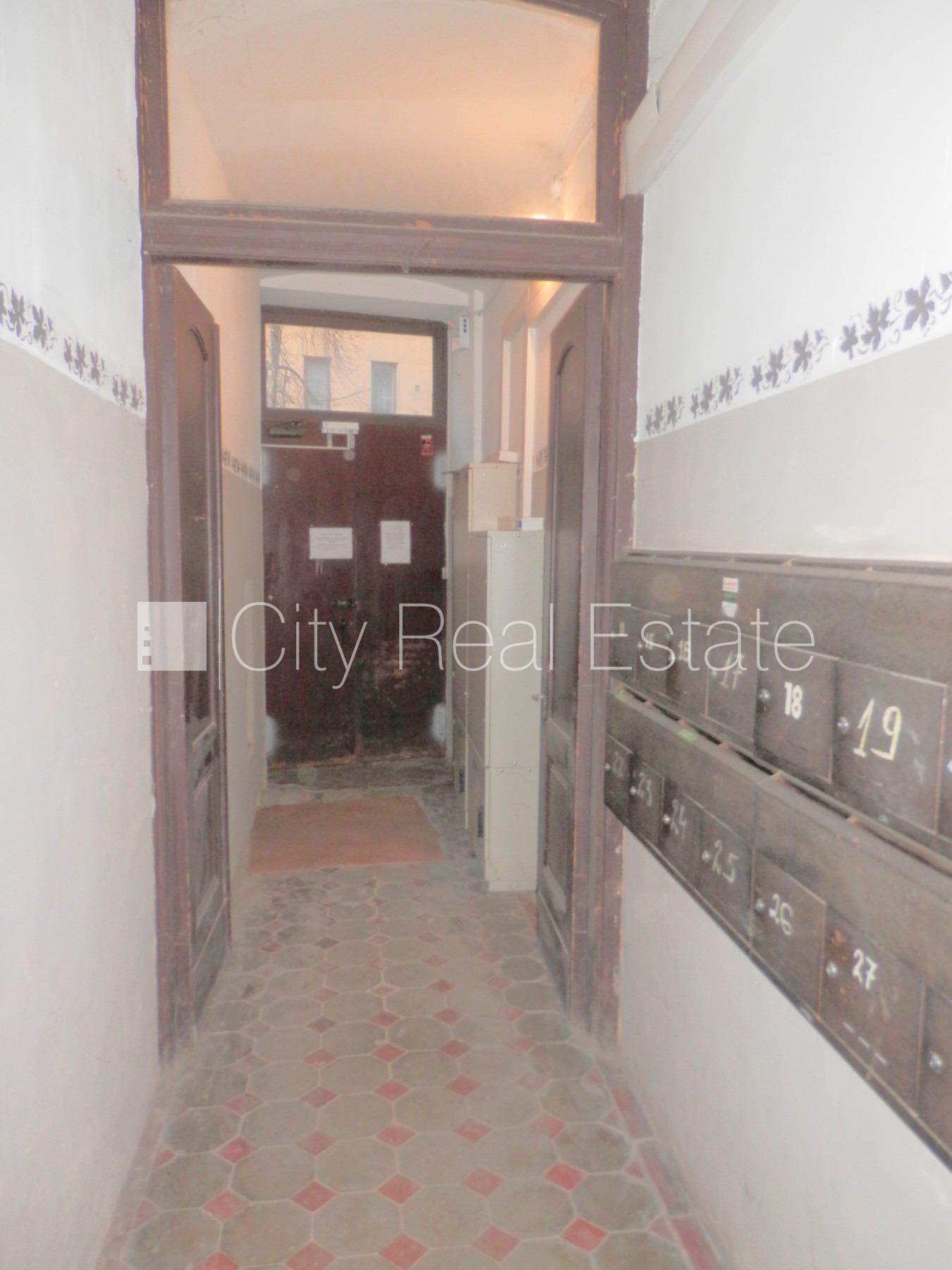 Объявление. Фасадный дом, закрытый двор, вход с улицы, лестничная клетка после косметического ремонта, окна Цена: 250 EUR/мес. Foto #22