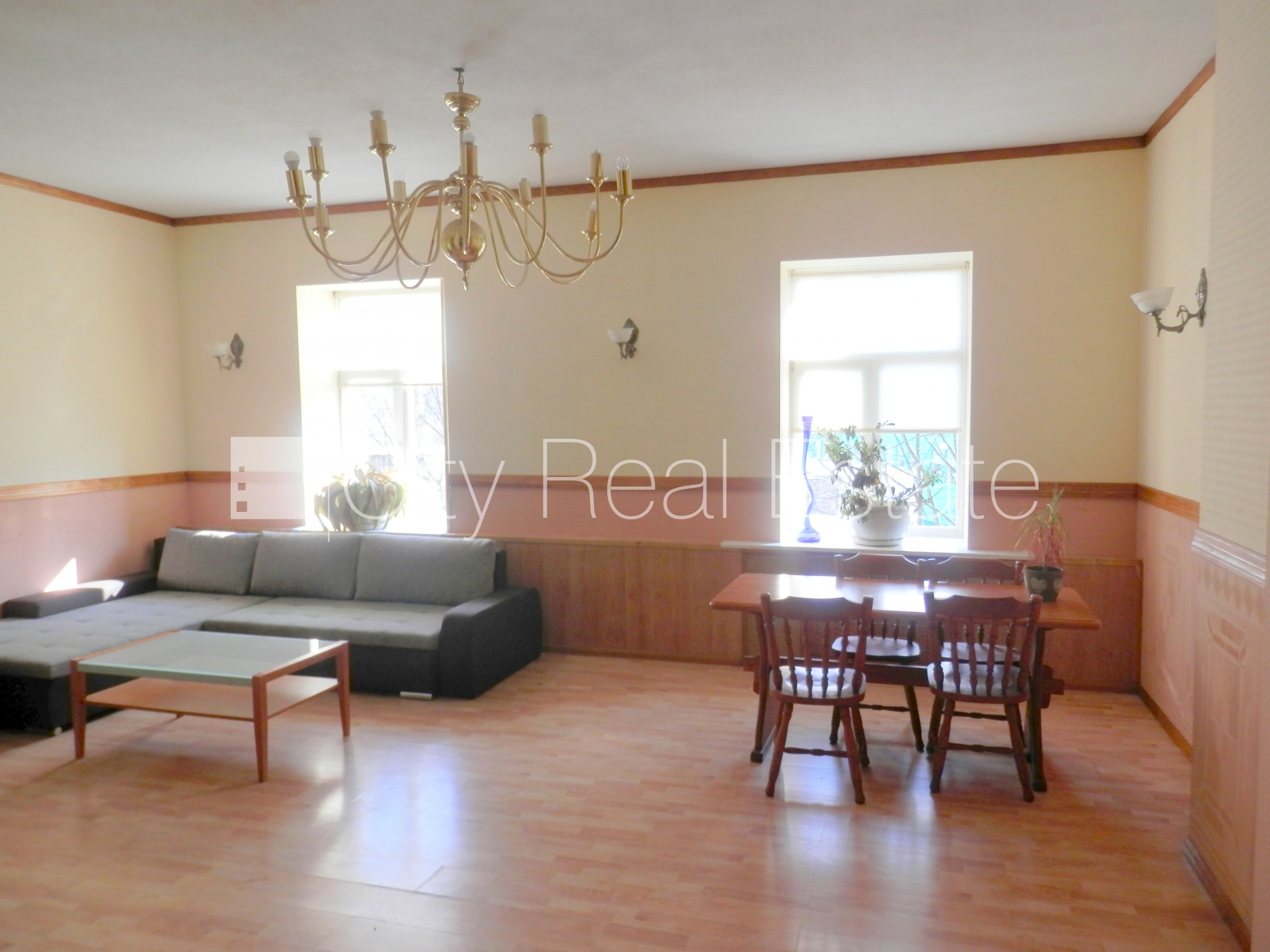 Sludinājumi. Fasādes māja, slēgts pagalms, bezmaksas stāvvieta pagalmā, ieeja no pagalma, kāpņu telpa pēc Cena: 550 EUR/mēn Foto #5