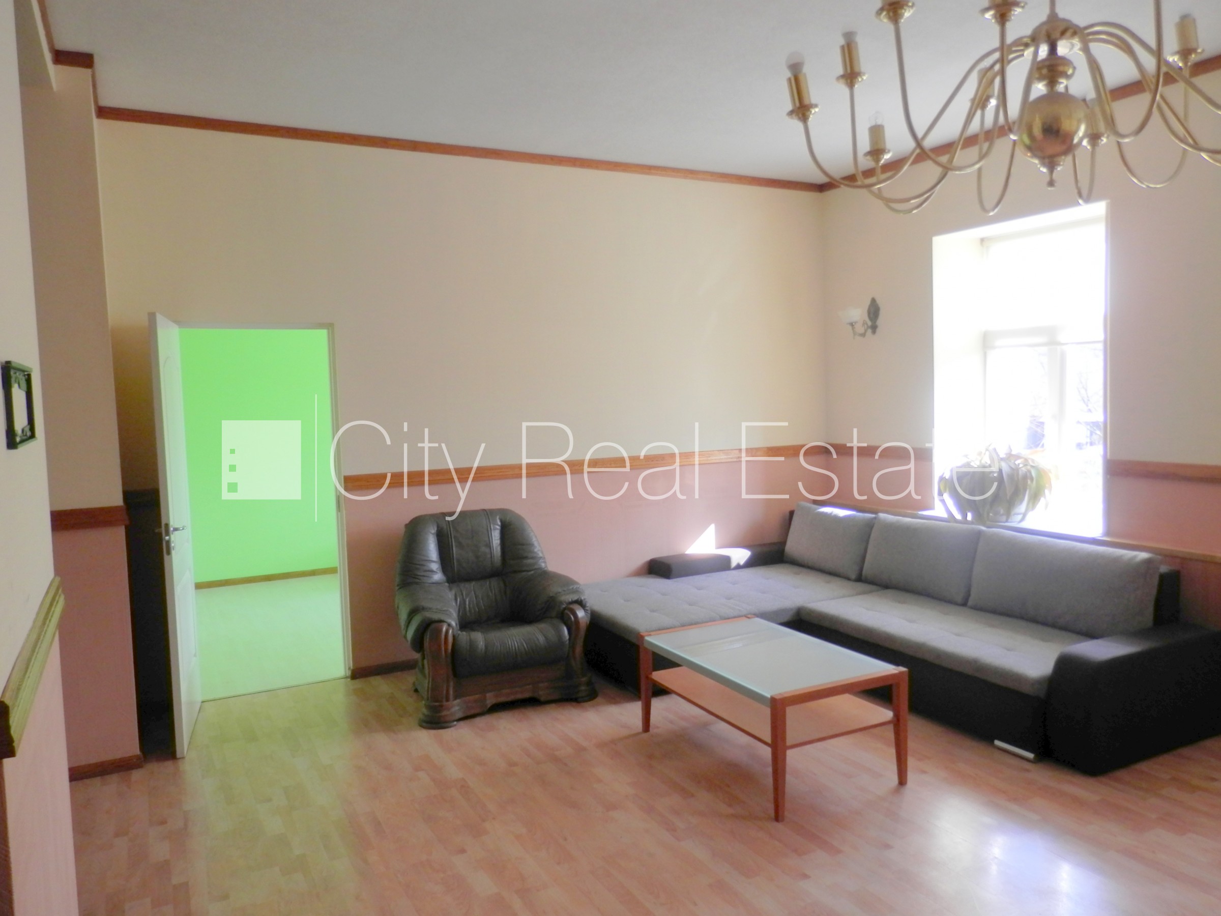 Sludinājumi. Fasādes māja, slēgts pagalms, bezmaksas stāvvieta pagalmā, ieeja no pagalma, kāpņu telpa pēc Cena: 550 EUR/mēn Foto #7