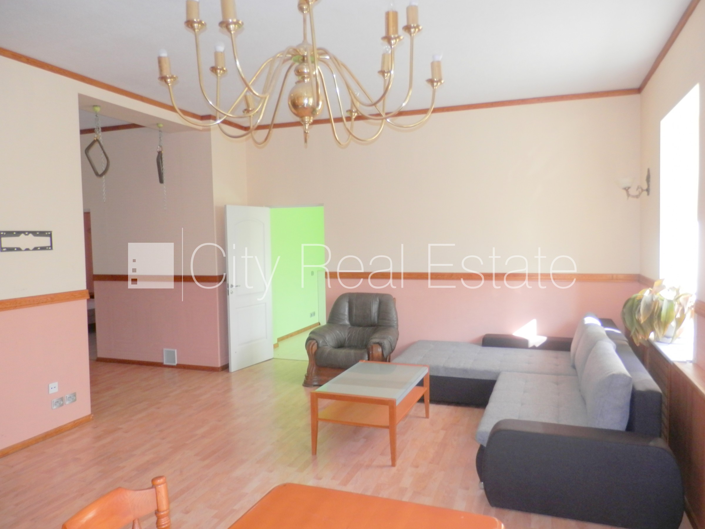 Sludinājumi. Fasādes māja, slēgts pagalms, bezmaksas stāvvieta pagalmā, ieeja no pagalma, kāpņu telpa pēc Cena: 550 EUR/mēn Foto #8