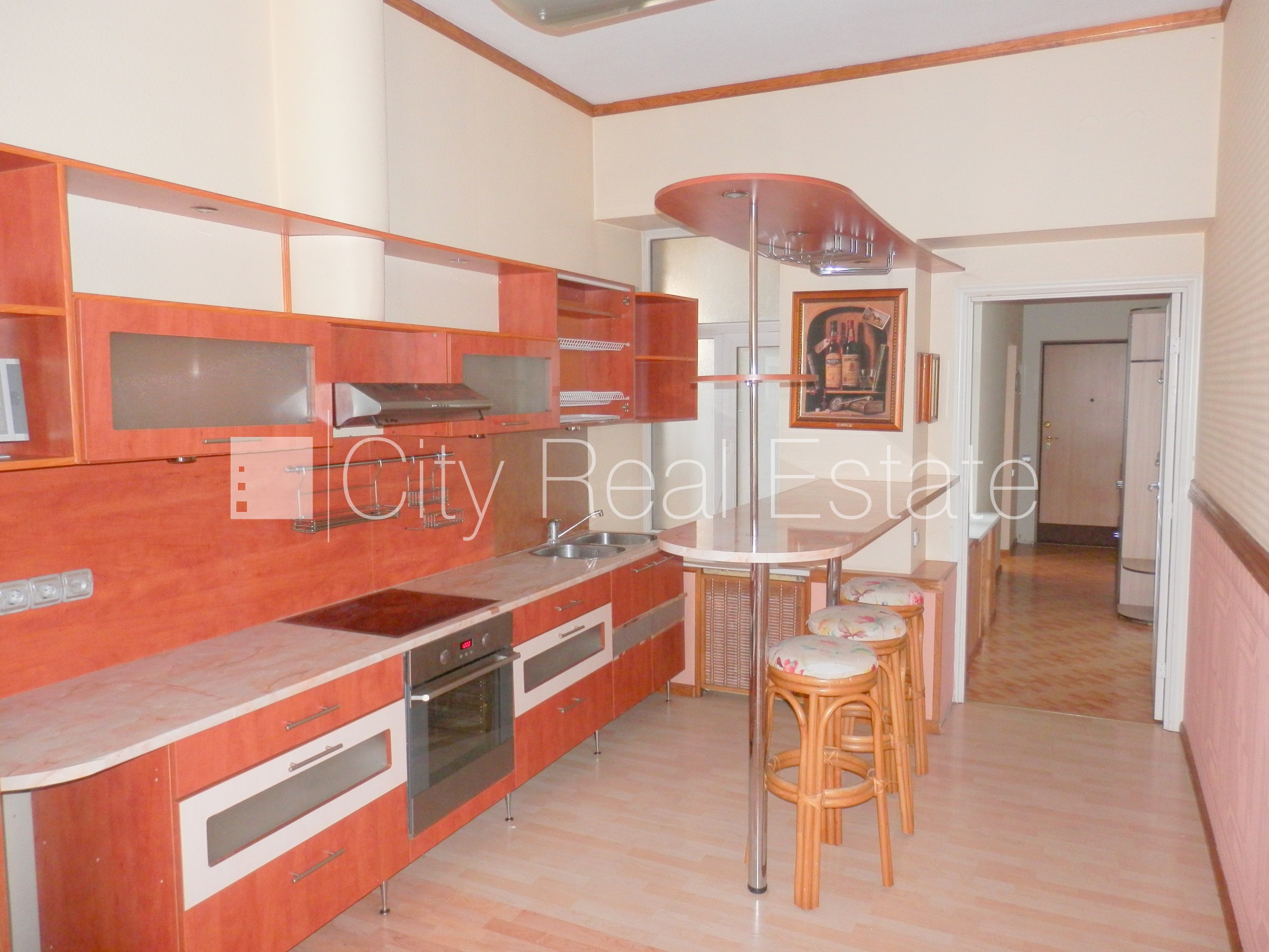 Sludinājumi. Fasādes māja, slēgts pagalms, bezmaksas stāvvieta pagalmā, ieeja no pagalma, kāpņu telpa pēc Cena: 550 EUR/mēn Foto #2