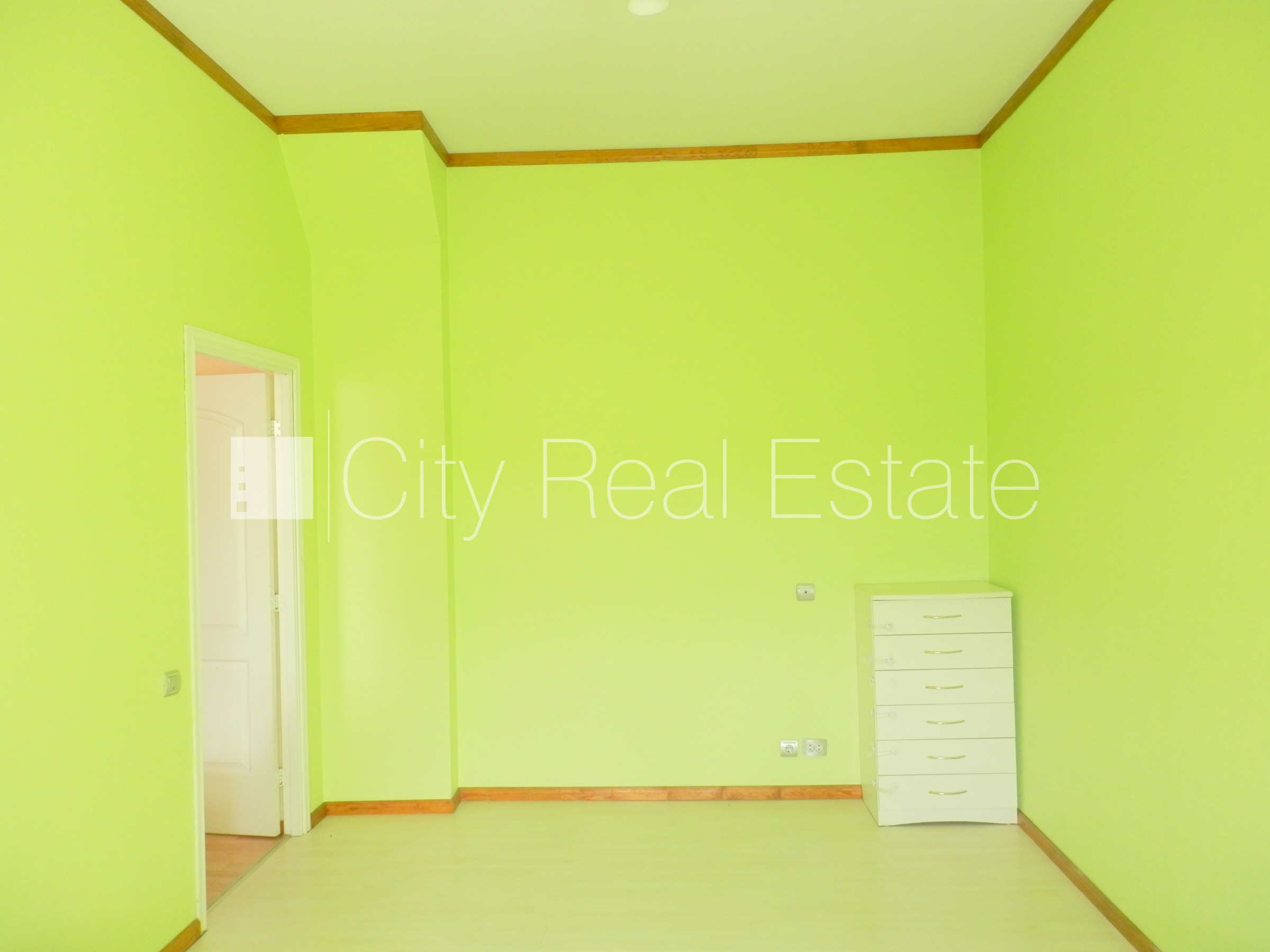 Sludinājumi. Fasādes māja, slēgts pagalms, bezmaksas stāvvieta pagalmā, ieeja no pagalma, kāpņu telpa pēc Cena: 550 EUR/mēn Foto #11