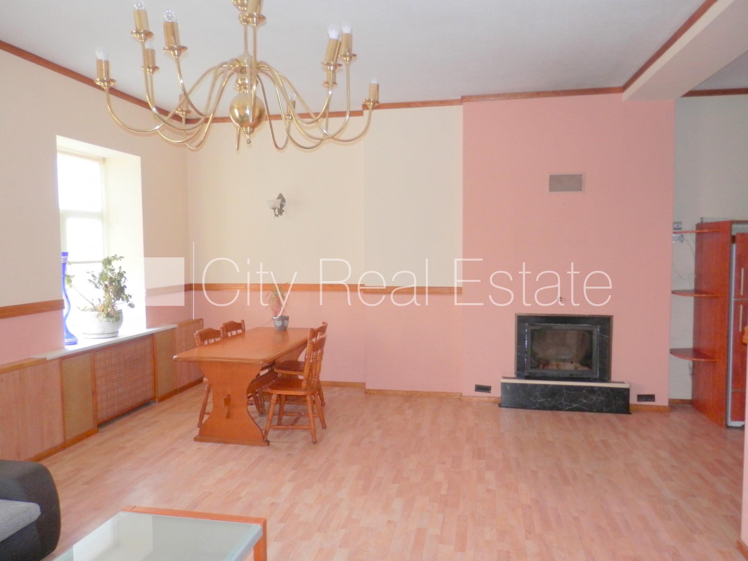 Sludinājumi. Fasādes māja, slēgts pagalms, bezmaksas stāvvieta pagalmā, ieeja no pagalma, kāpņu telpa pēc Cena: 550 EUR/mēn Foto #4