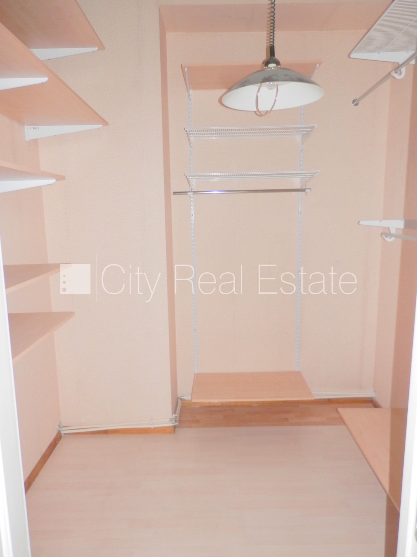 Sludinājumi. Fasādes māja, slēgts pagalms, bezmaksas stāvvieta pagalmā, ieeja no pagalma, kāpņu telpa pēc Cena: 550 EUR/mēn Foto #12