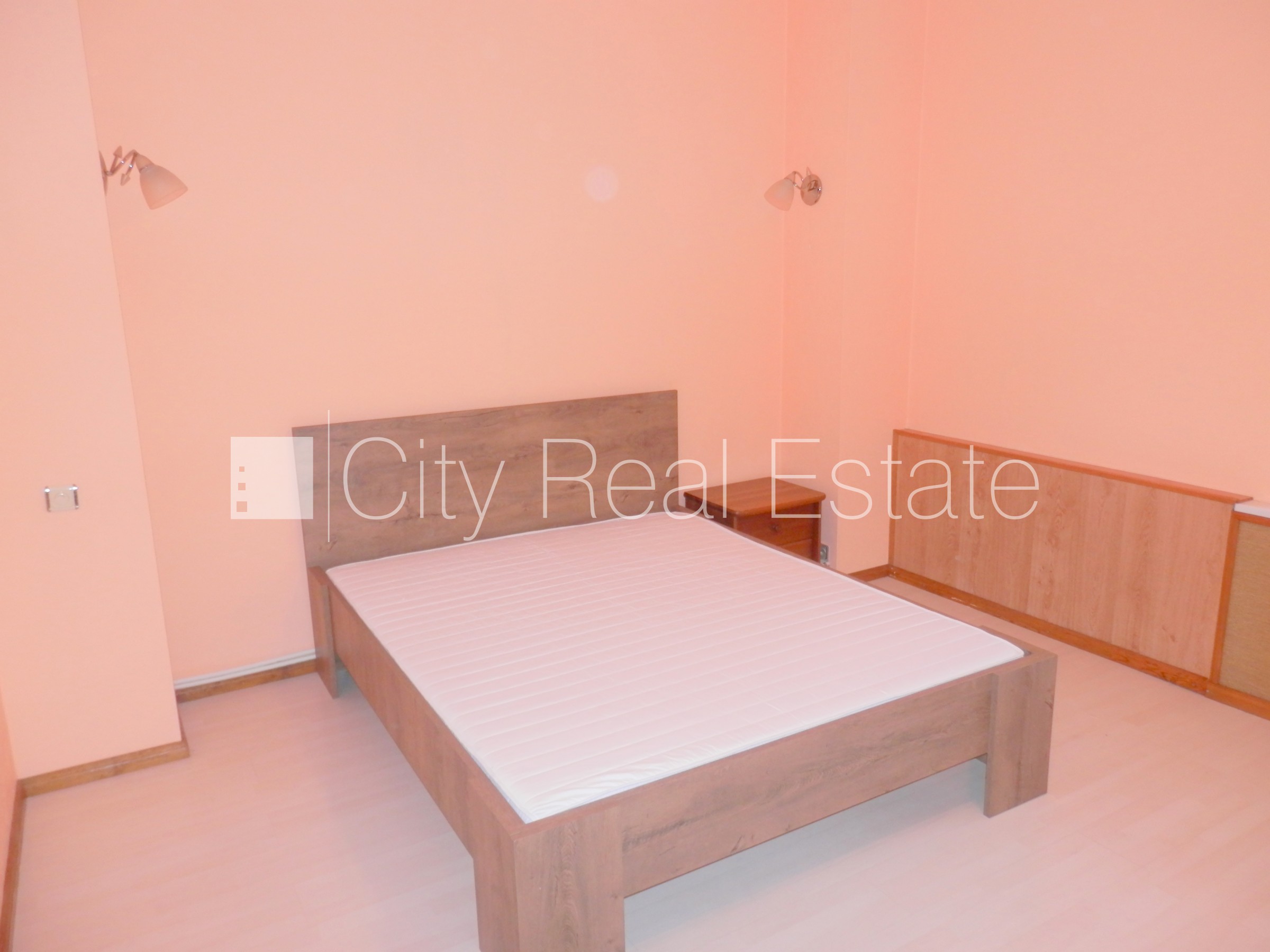 Sludinājumi. Fasādes māja, slēgts pagalms, bezmaksas stāvvieta pagalmā, ieeja no pagalma, kāpņu telpa pēc Cena: 550 EUR/mēn Foto #14